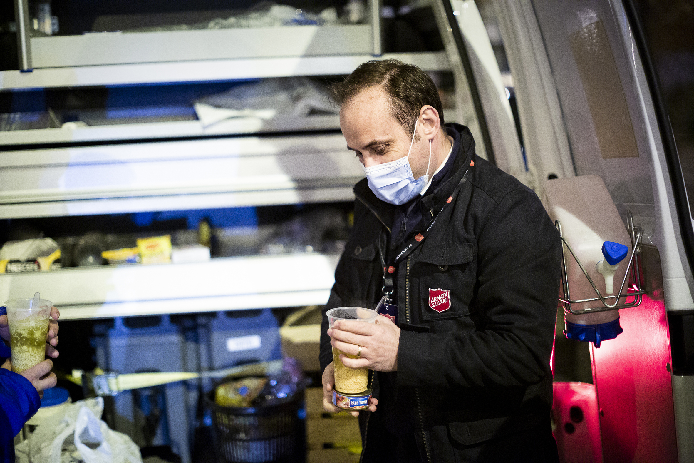 Ionel deler ut suppe på gata.