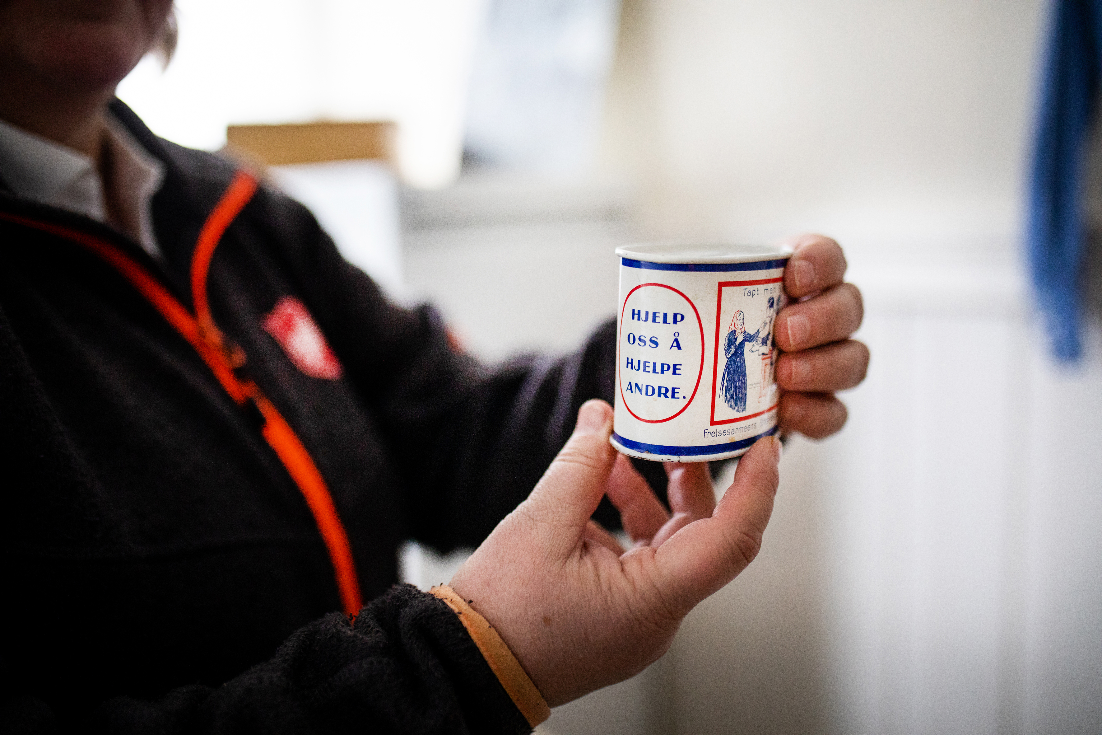 Irene viser frem en gammel Frelsesarmeen innsamlingsbøsse