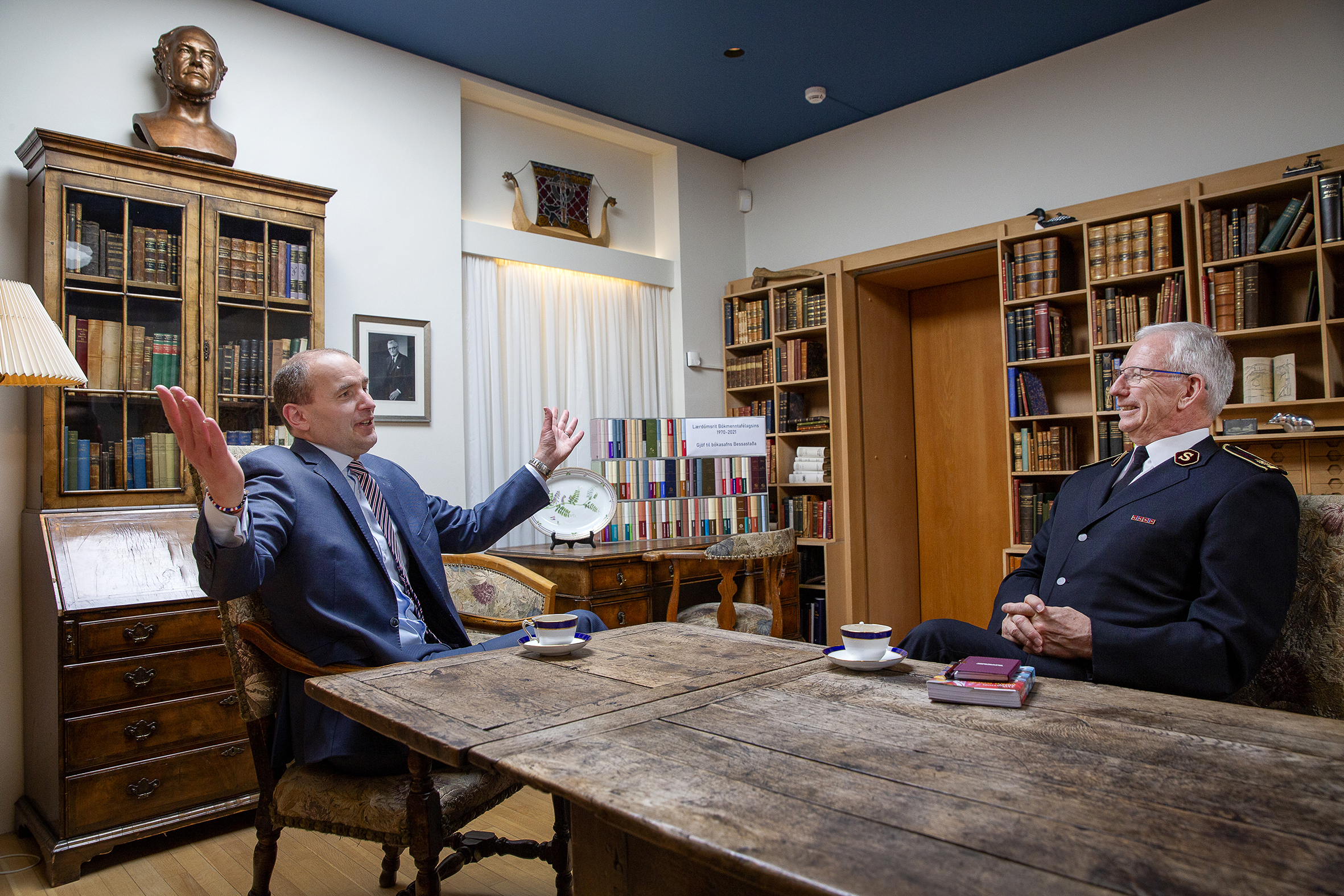 Islands president, Guðni Th. Jóhanneson i samtale med General Brian Peddle ved et spisebord.
