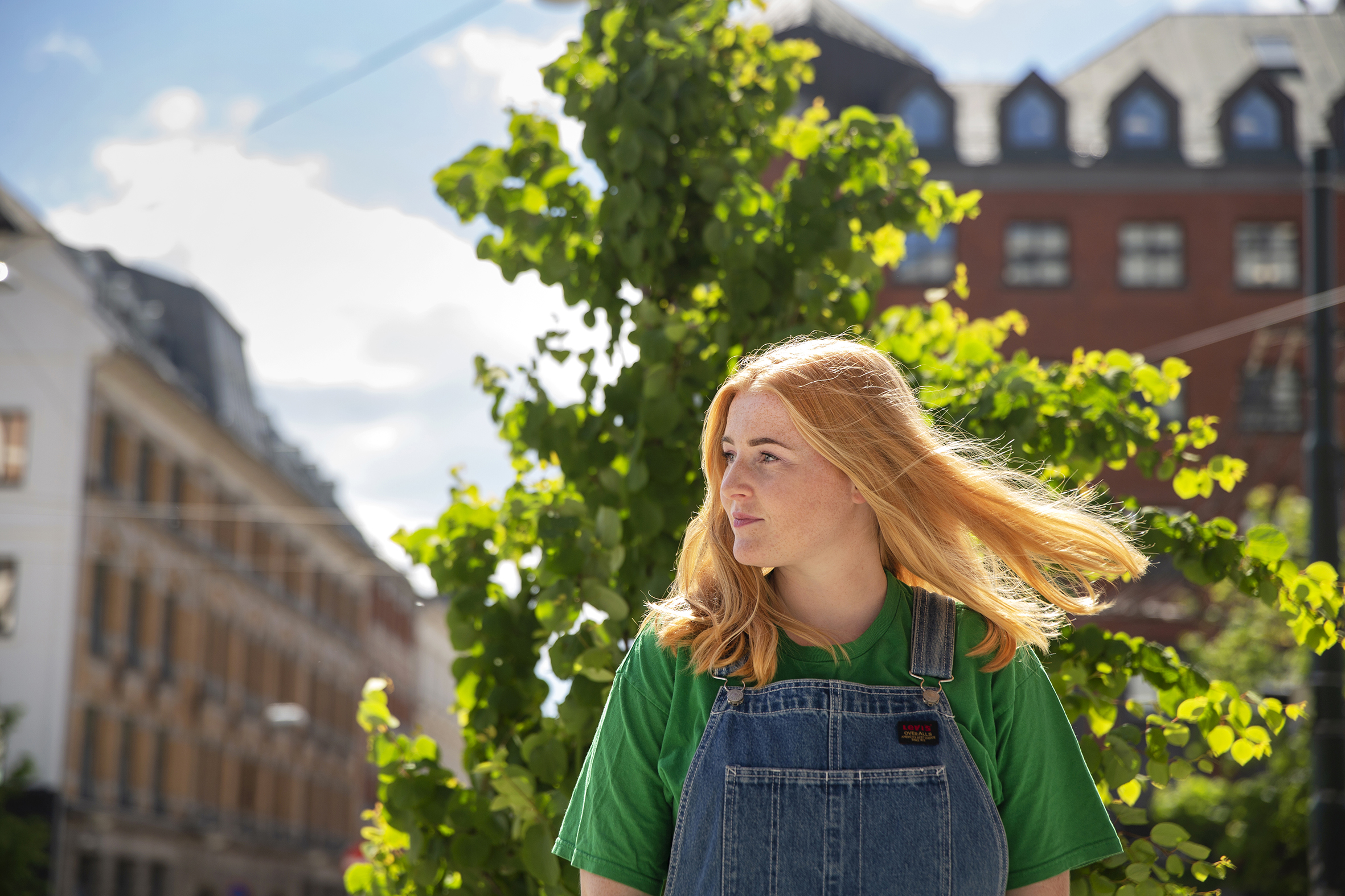 Ivo med sommeroslo i bakgrunnen og vind i håret
