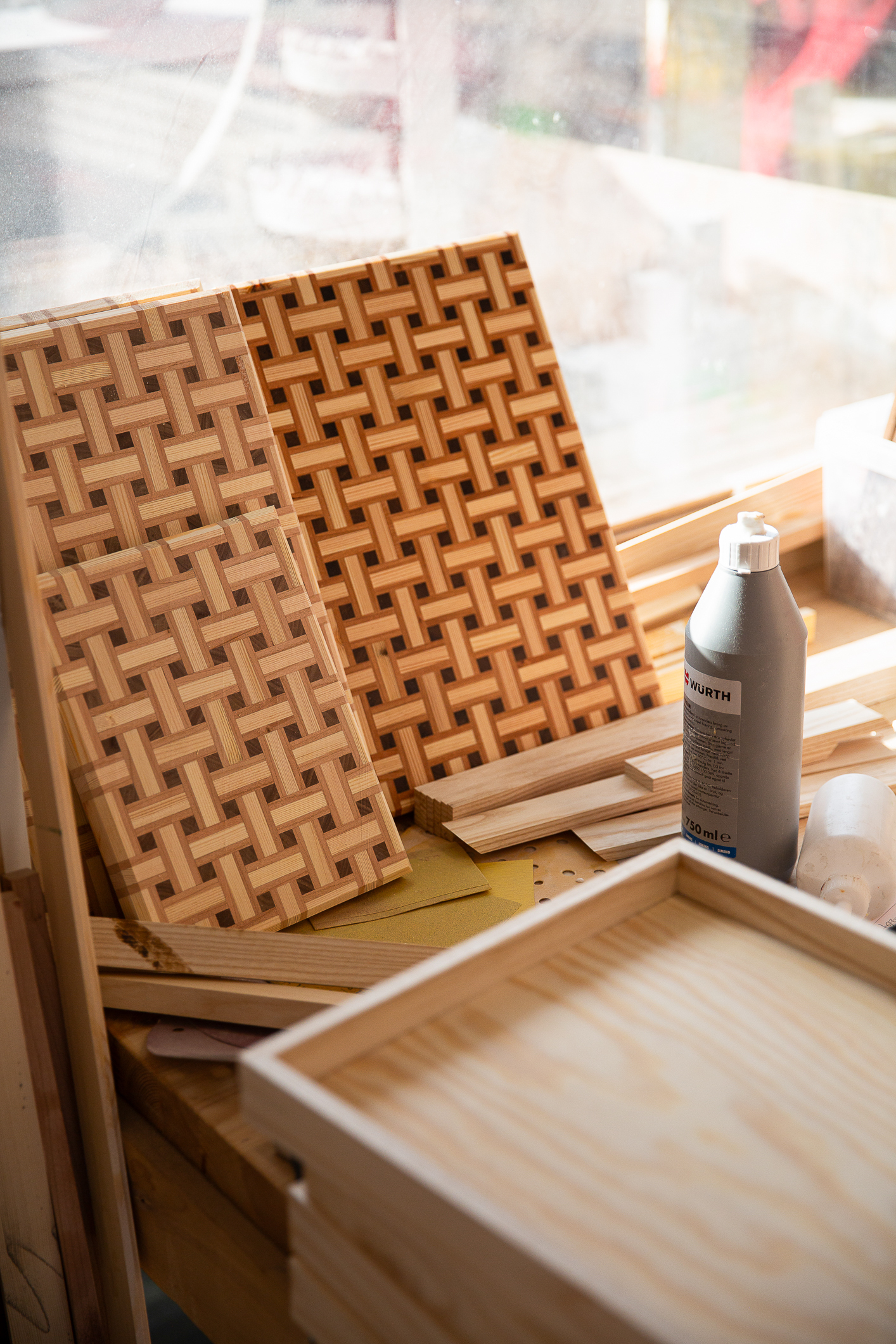 To skjørefjøer med tegnet flettemønster på.