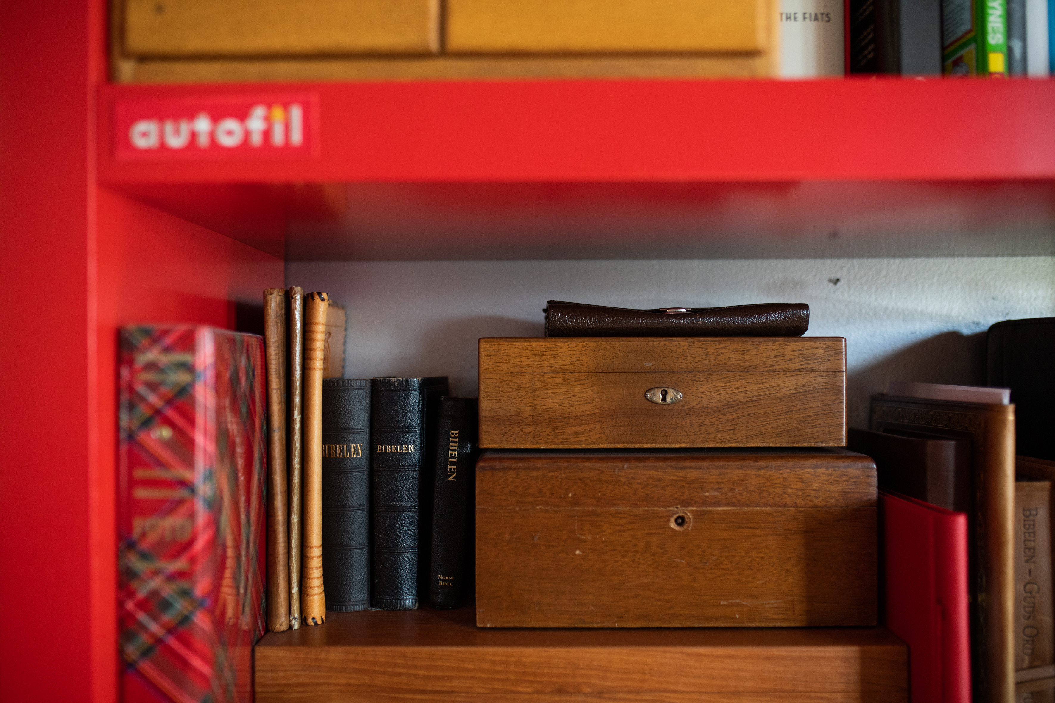 Bibelen har en sentral plass i bokhylla.