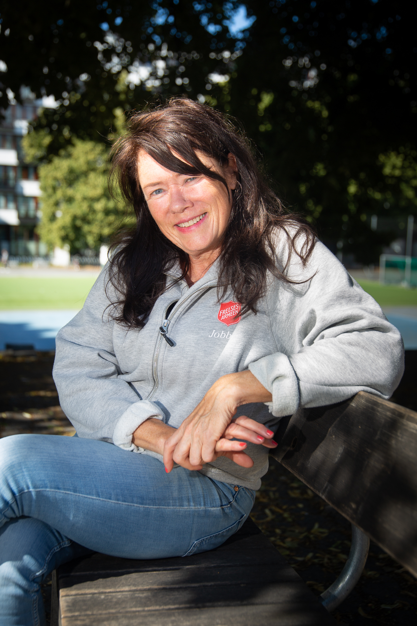 Jorunn Mathisen sitter på en krak utendørs