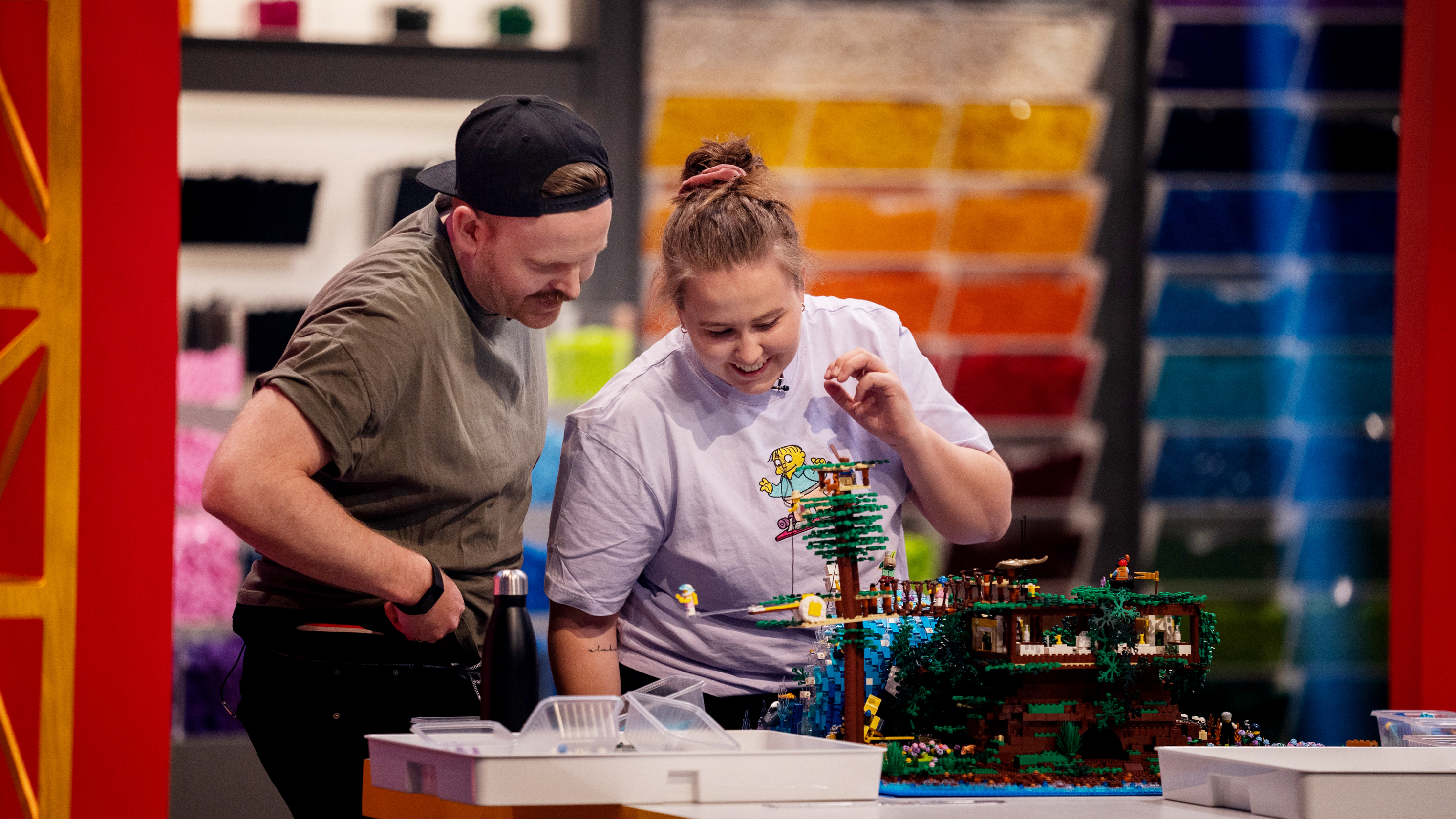 Kjetil og Johanne bygger lego på Lego Masters.