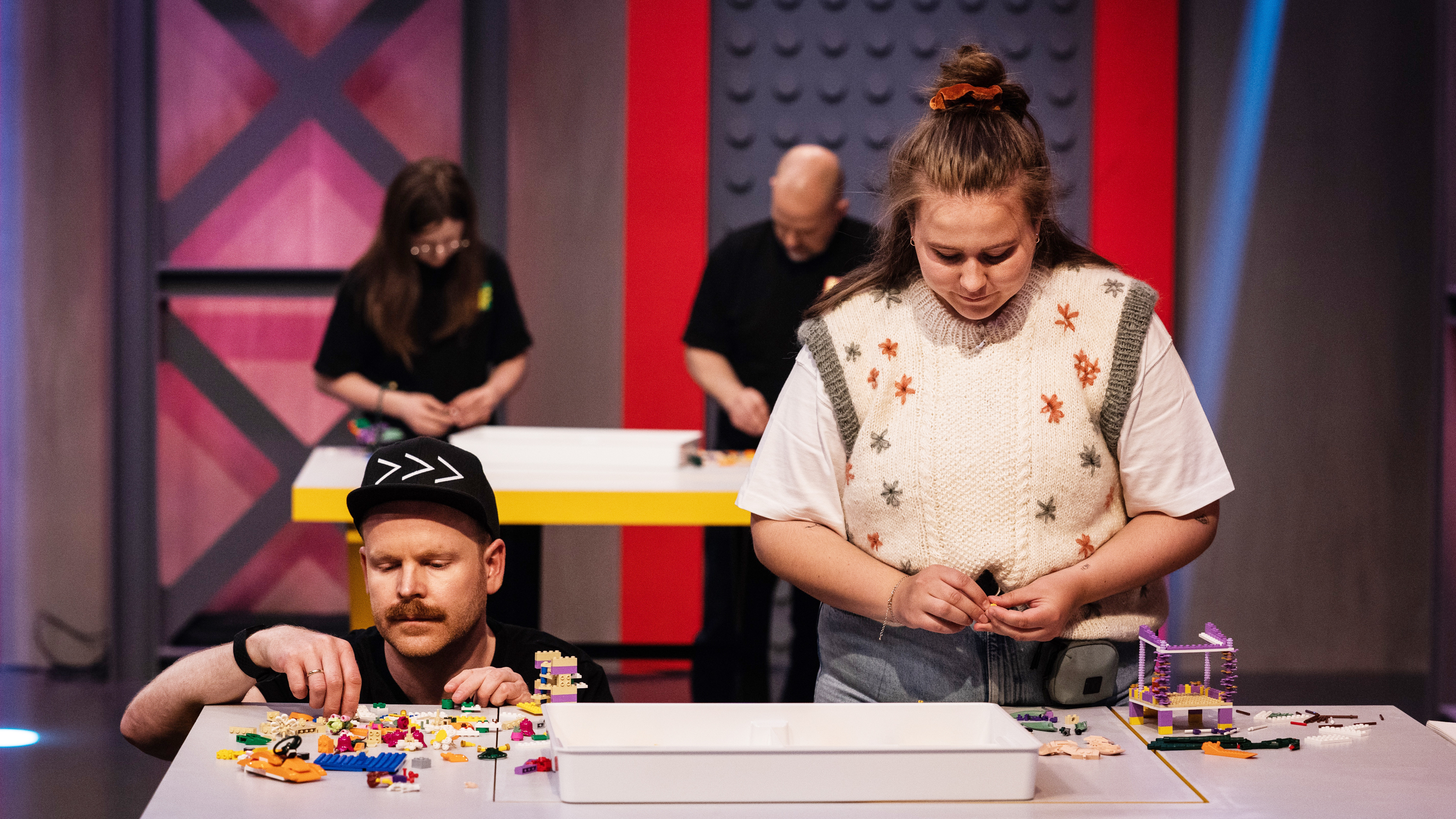 Kjetil og Johanne bygger lego på Lego Masters.