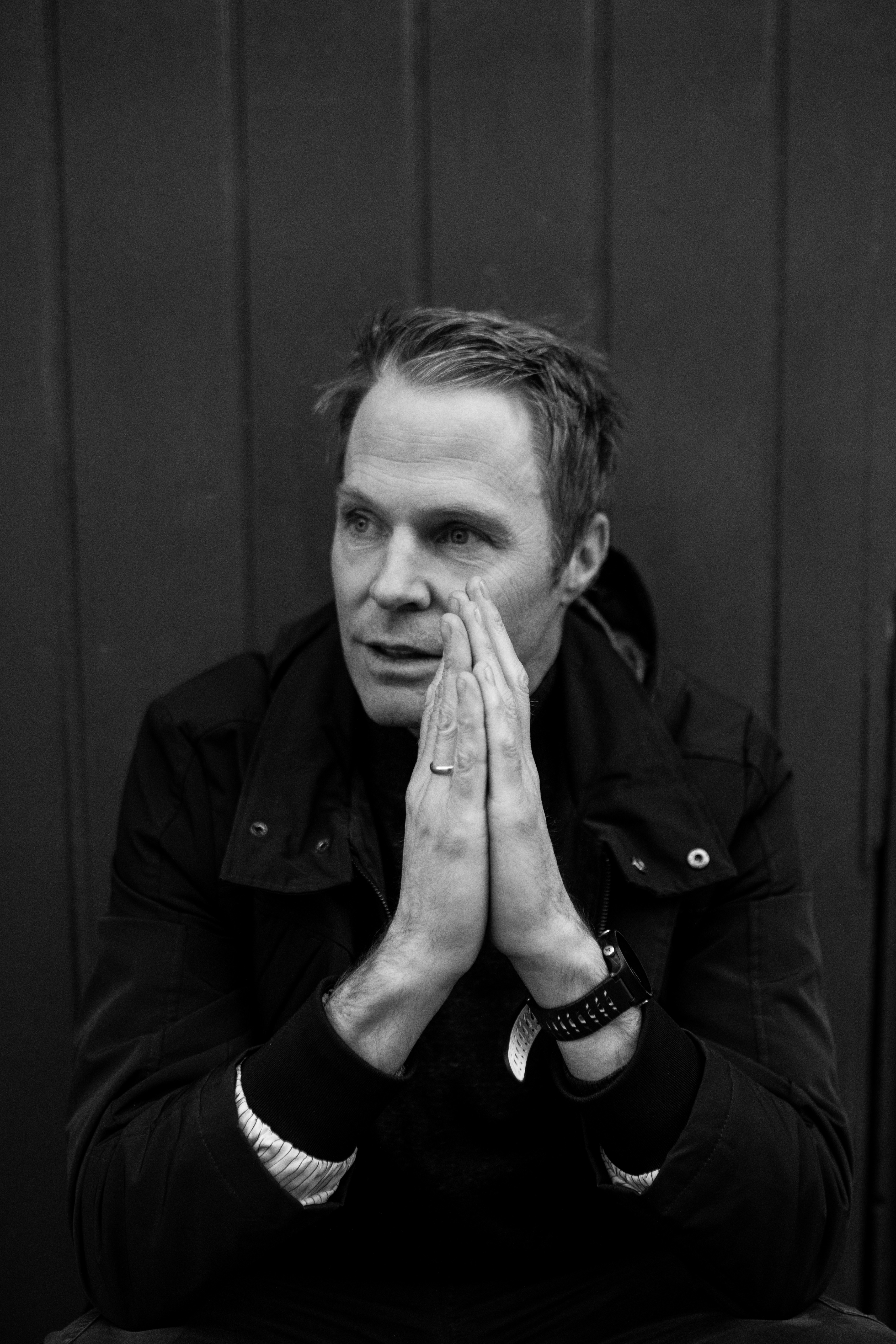 Jostein Ørum sitter foran en vekk. Han holder håndflatene mot hverandre