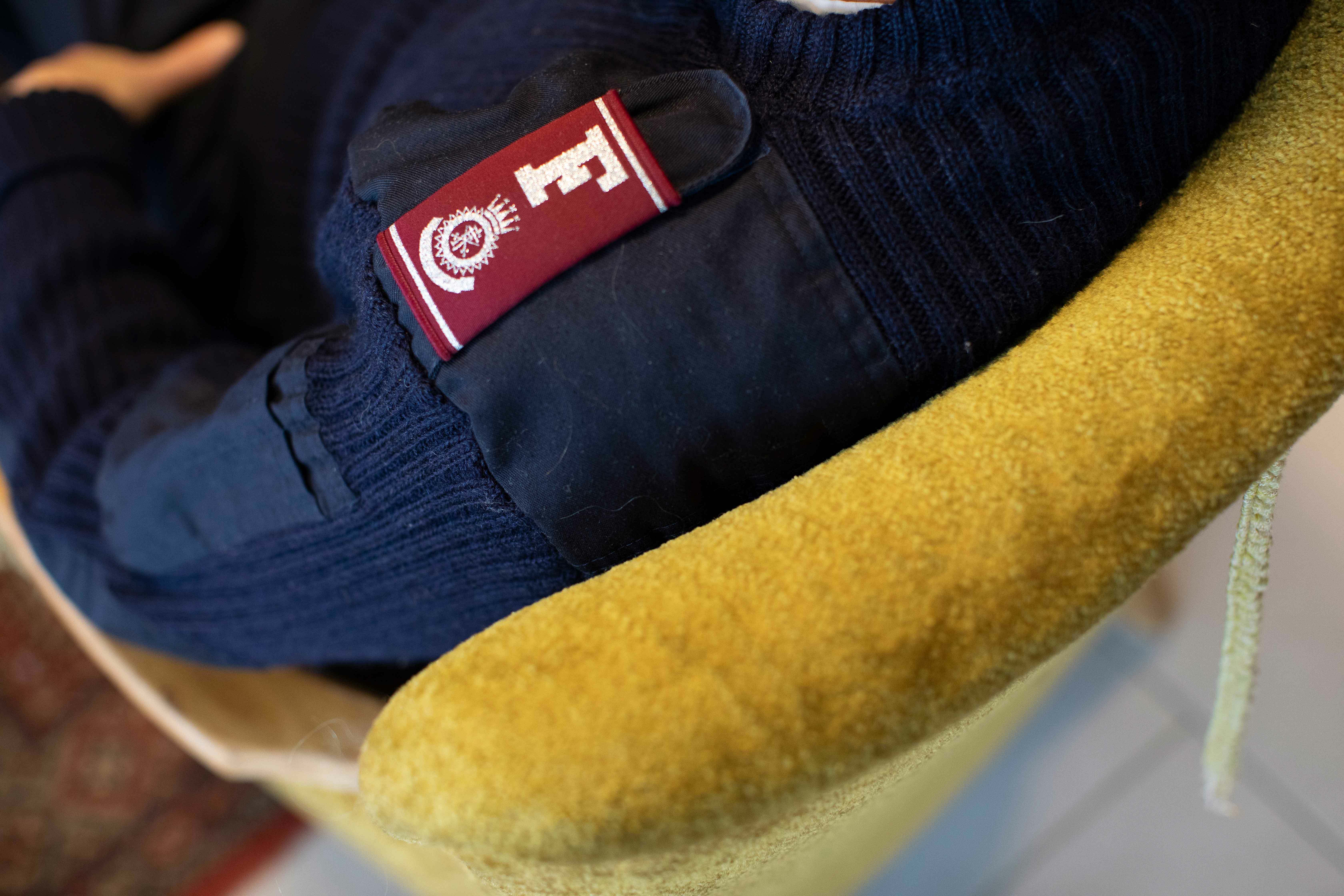 Jostein skulderklaff i gul stol