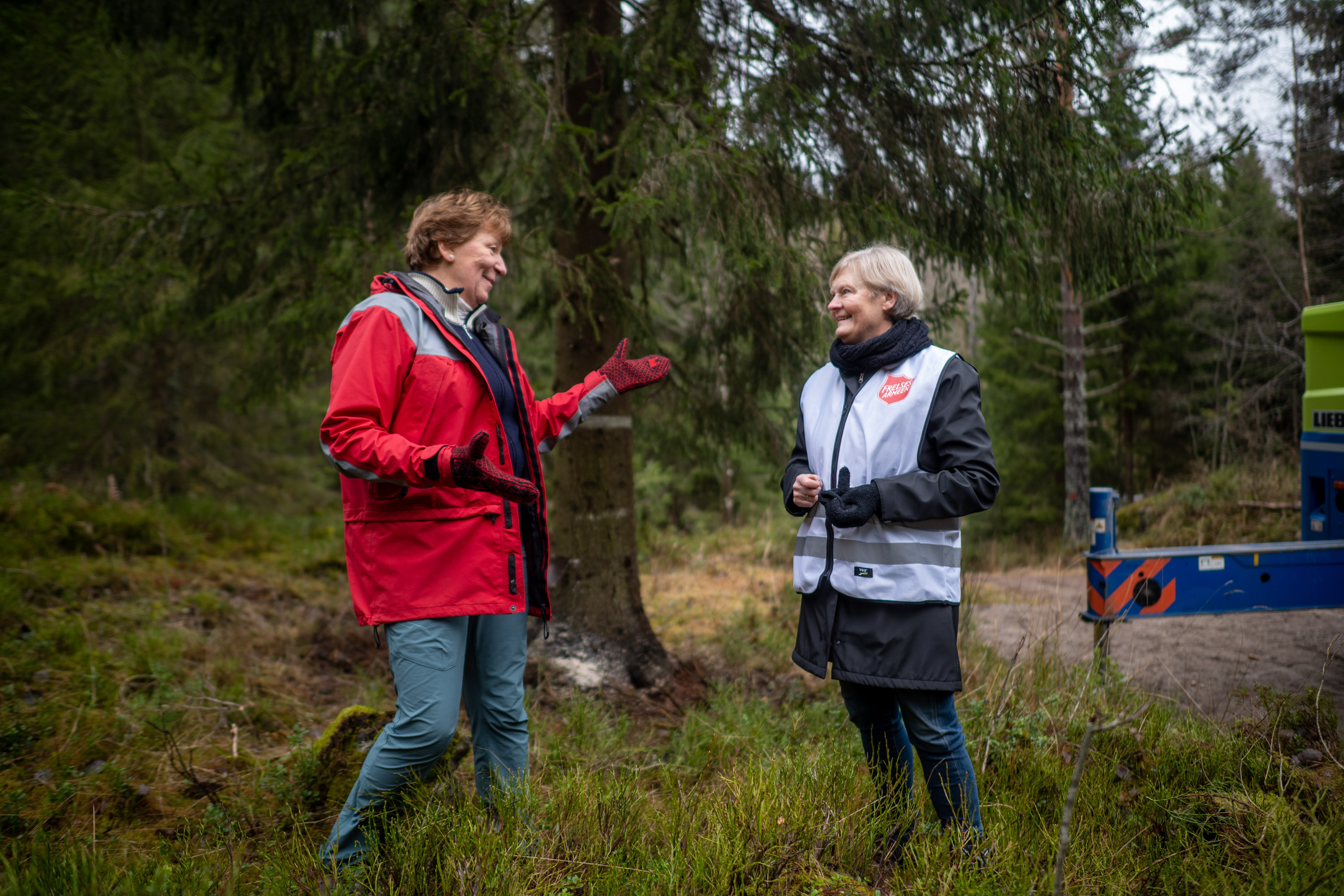 Bilde er 1 er Lindis avbildet sammen med Marianne Borgen i forbindelse med julegrana og på bilde 2 er hun sammen med  daværende arbeids- og sosialminister Torbjørn Røe Isaksen.