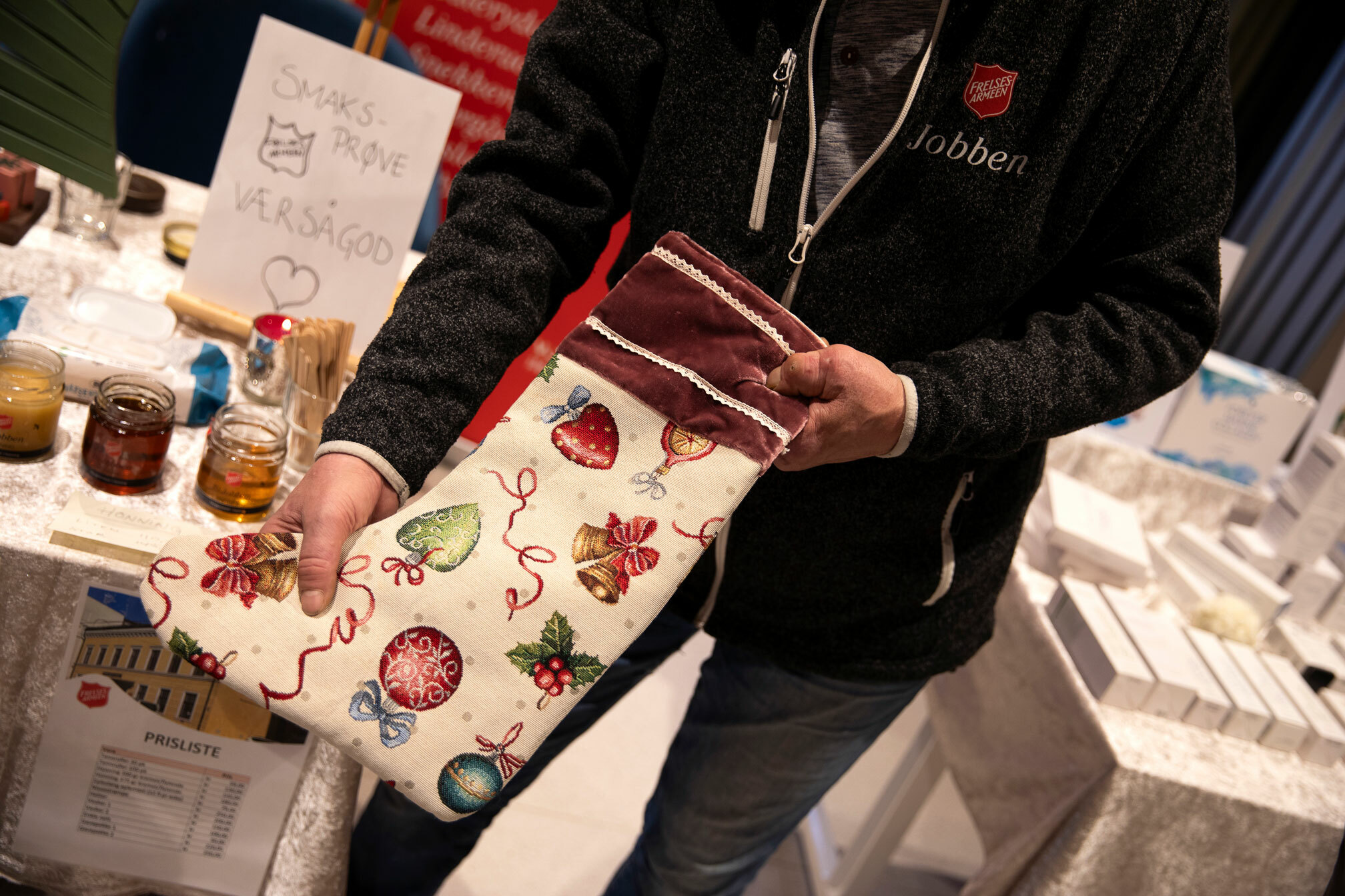 Foto: En mann holder fram en julestrømpe.