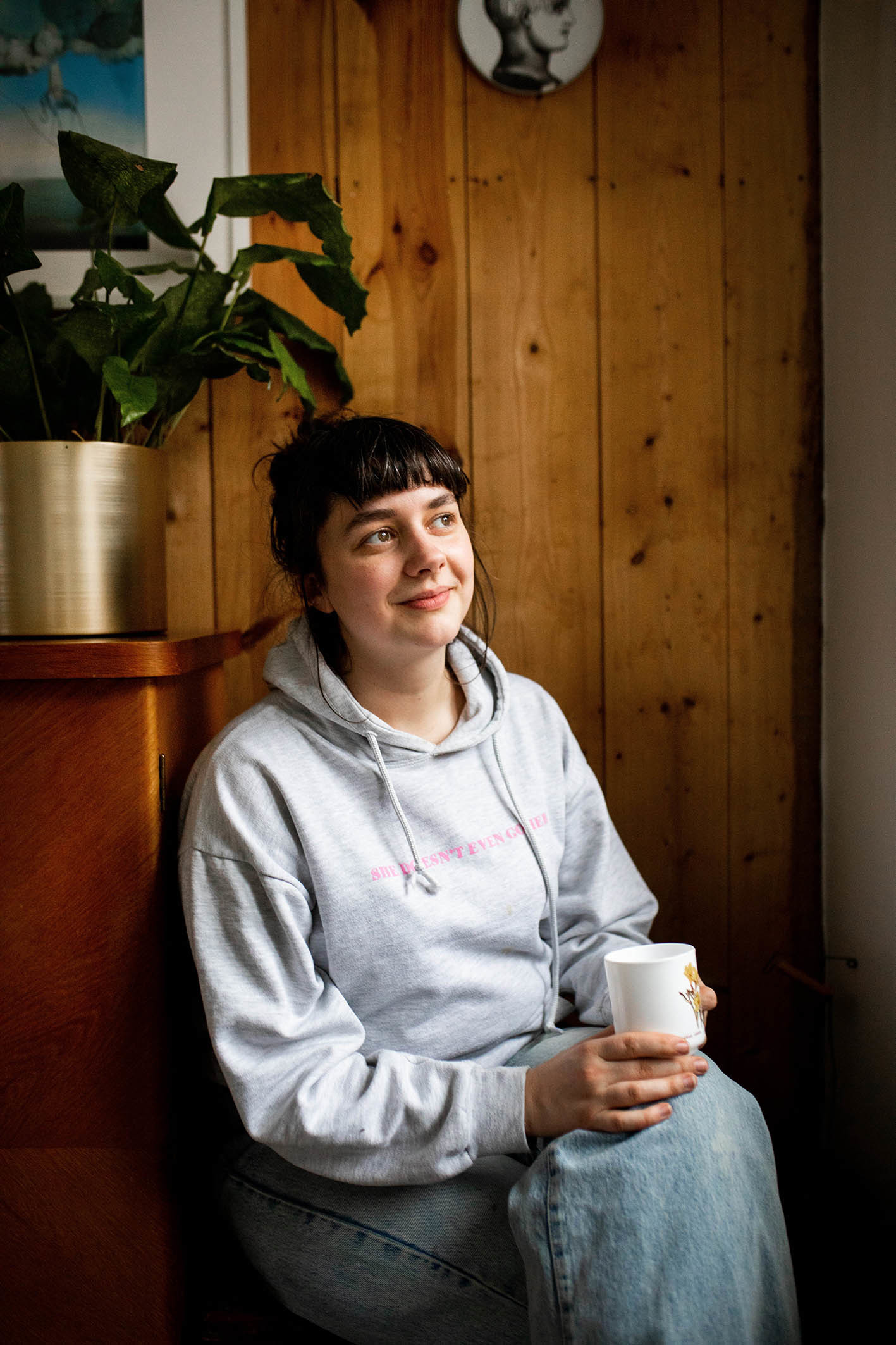 Julie Hjortland Valsø sitter med en kaffekopp