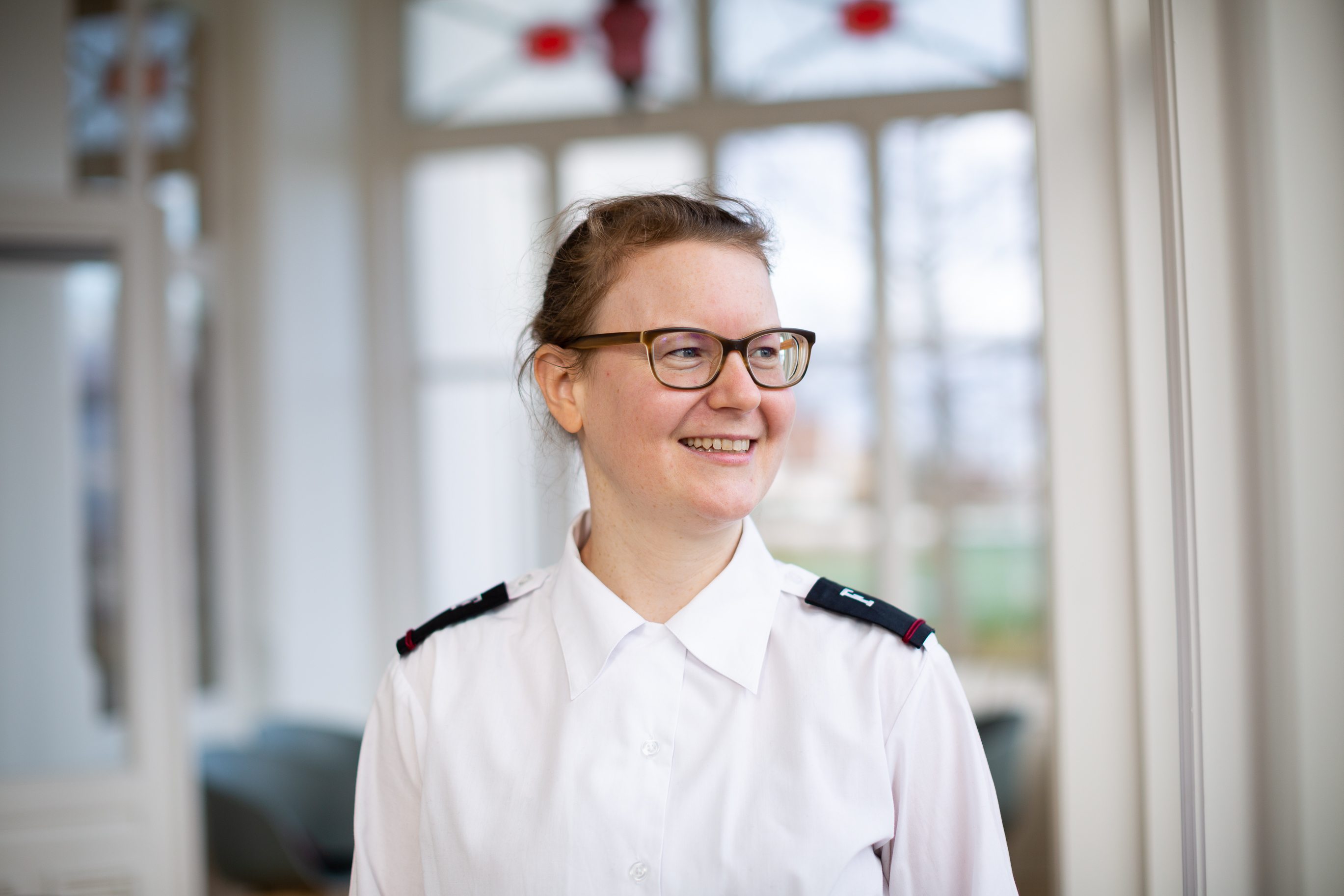 Kadett Marie-Louise Bourquin smiler i hvit uniformskjorte