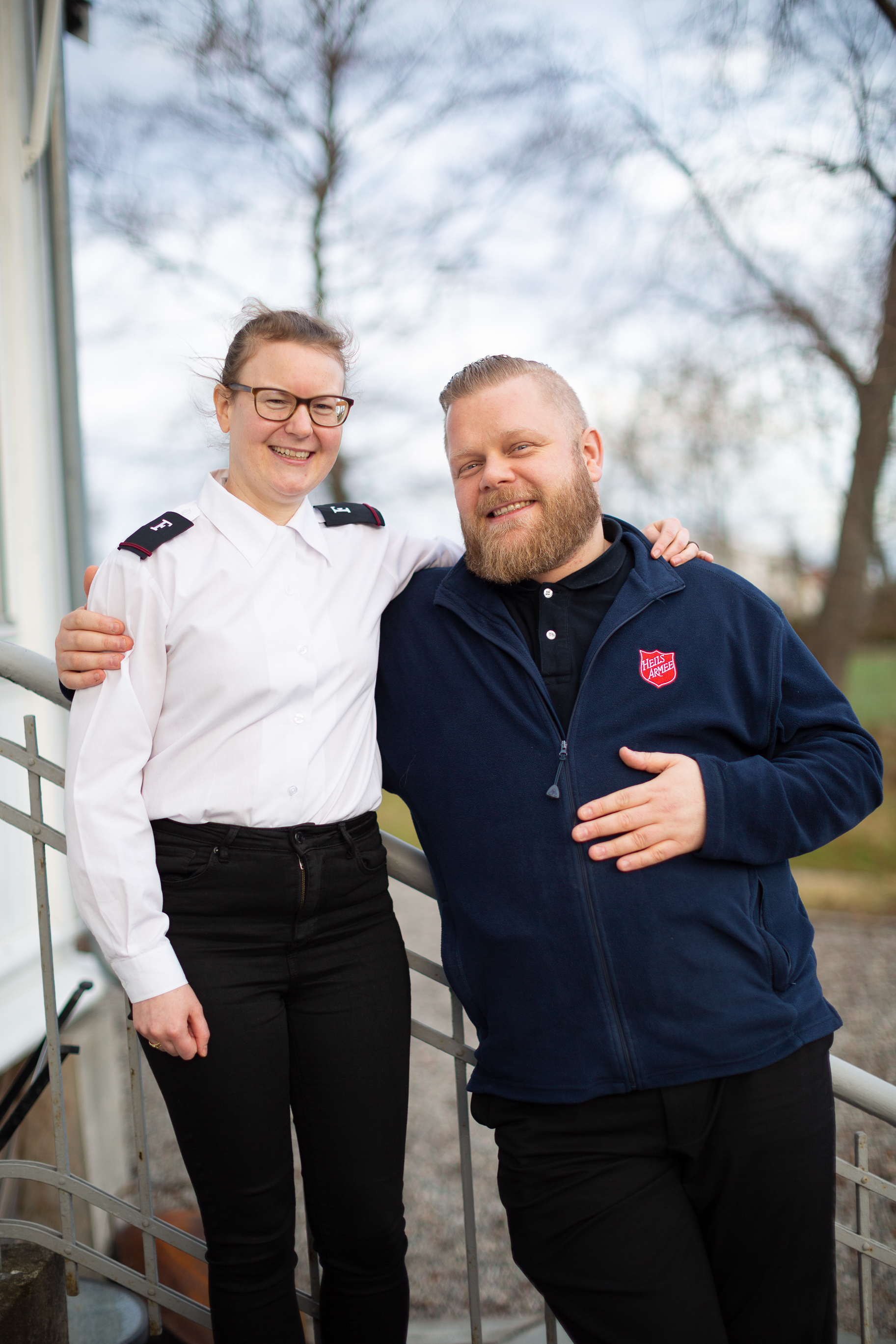 Marie-Louise Bourquin og Sigurður Ívar Sölvason er kadetter ved Frelsesarmeens Offisersskole. De står ute på trappen ved Frelsesarmeens offiserskole på Jeløy.