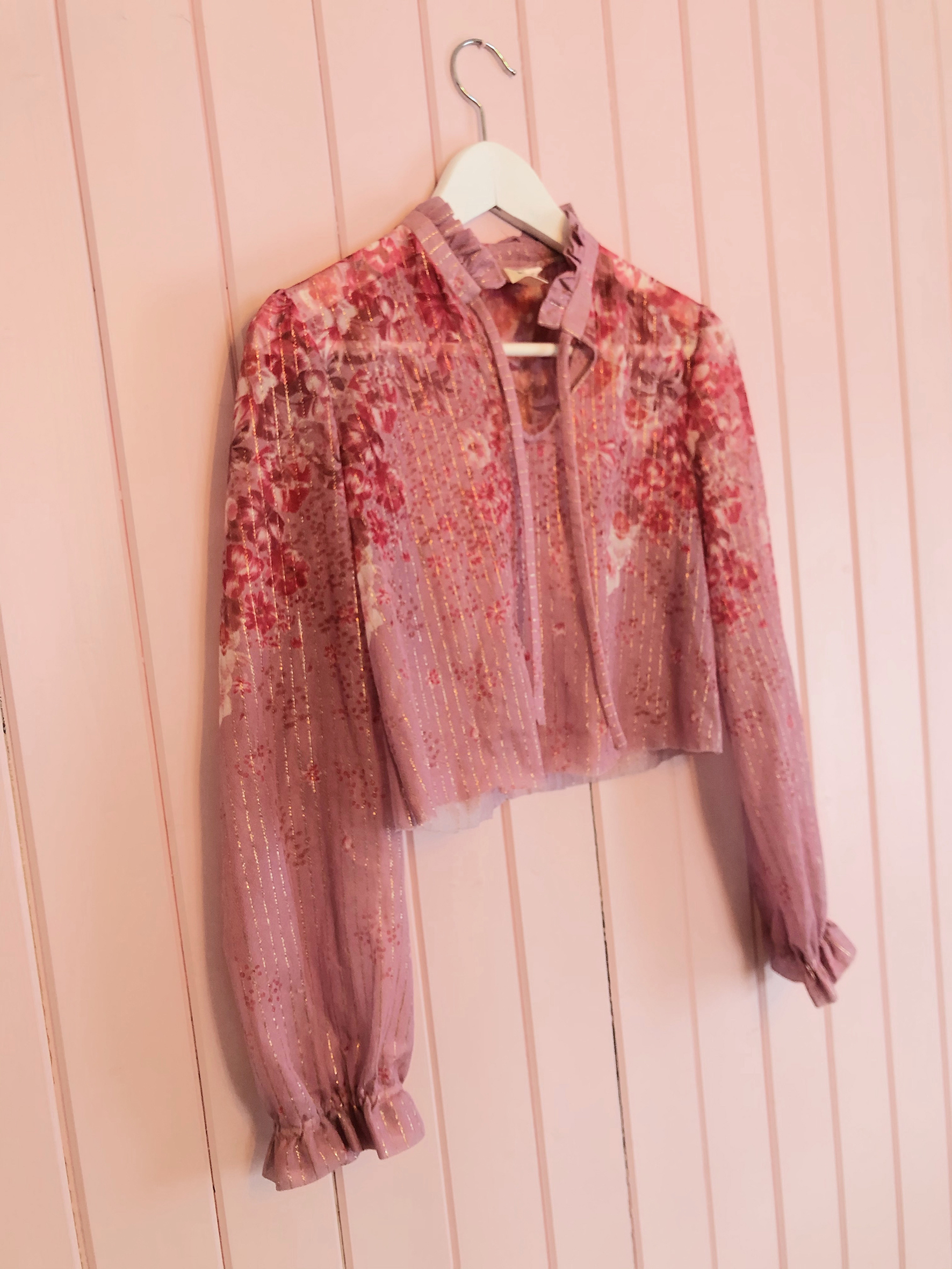 Fire plagg, jakke, bluse og to skjørt, som Kari fant på Fretex ble til en fantasibunad