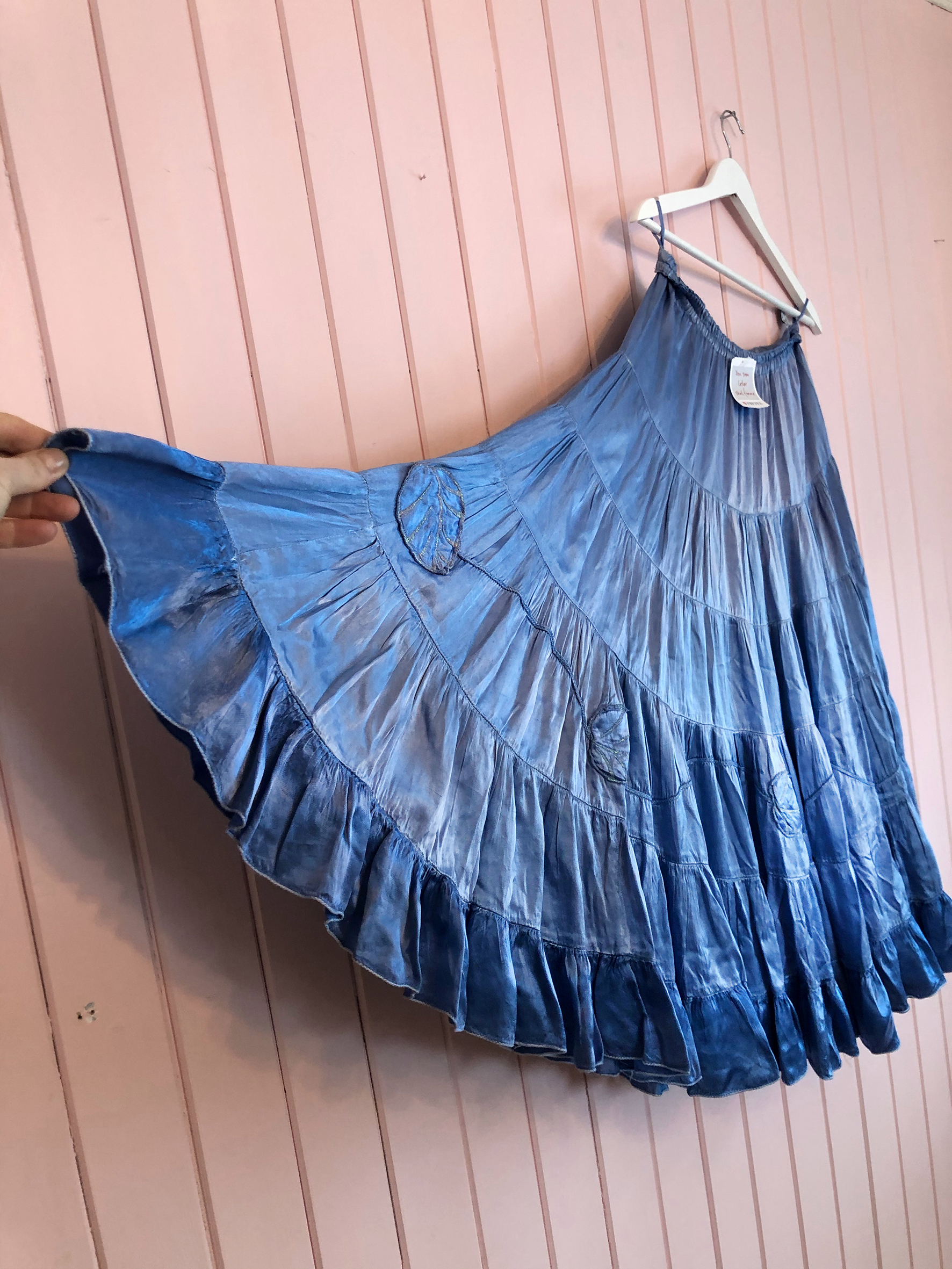 Fire plagg, jakke, bluse og to skjørt, som Kari fant på Fretex ble til en fantasibunad