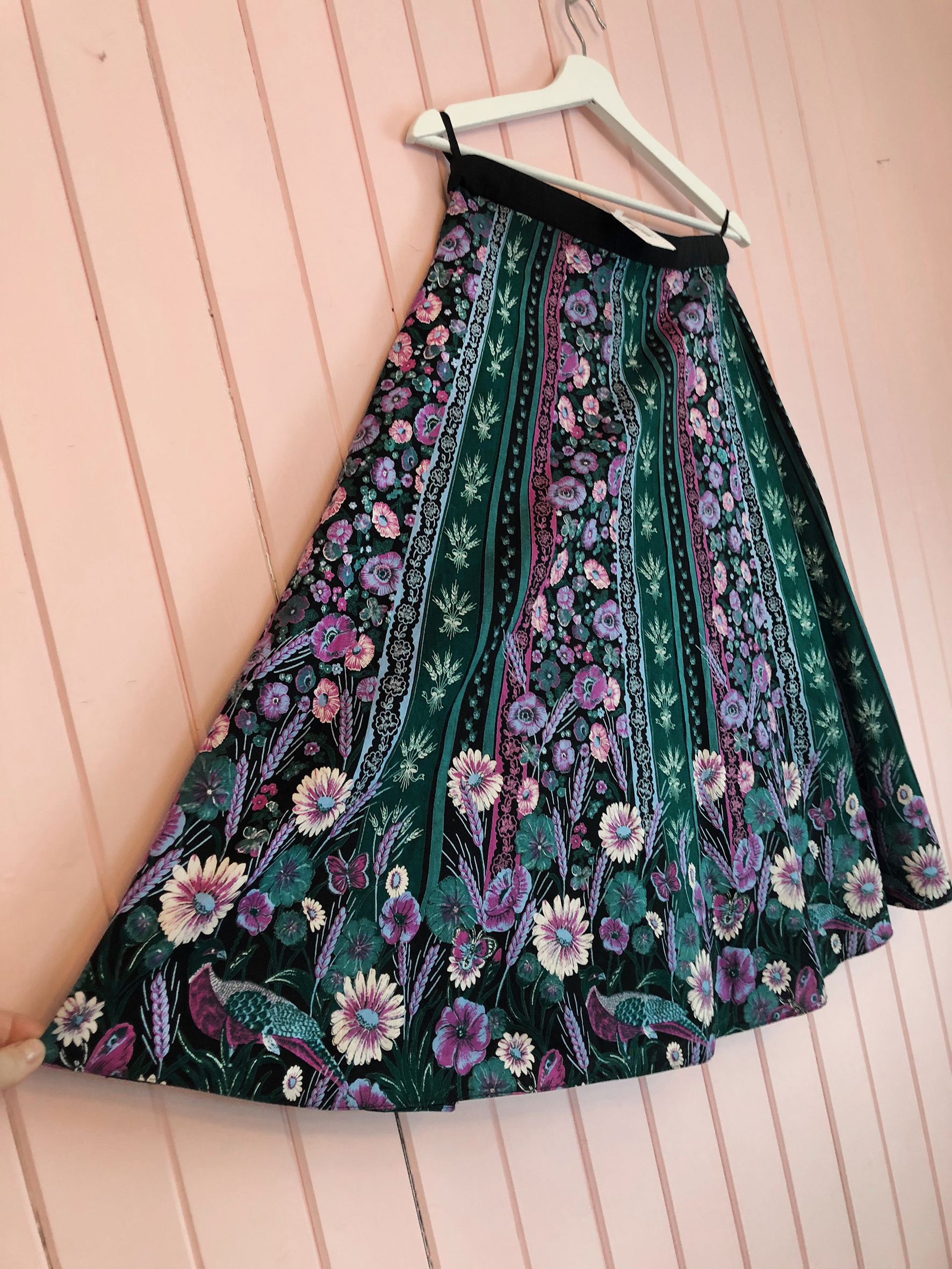 Fire plagg, jakke, bluse og to skjørt, som Kari fant på Fretex ble til en fantasibunad