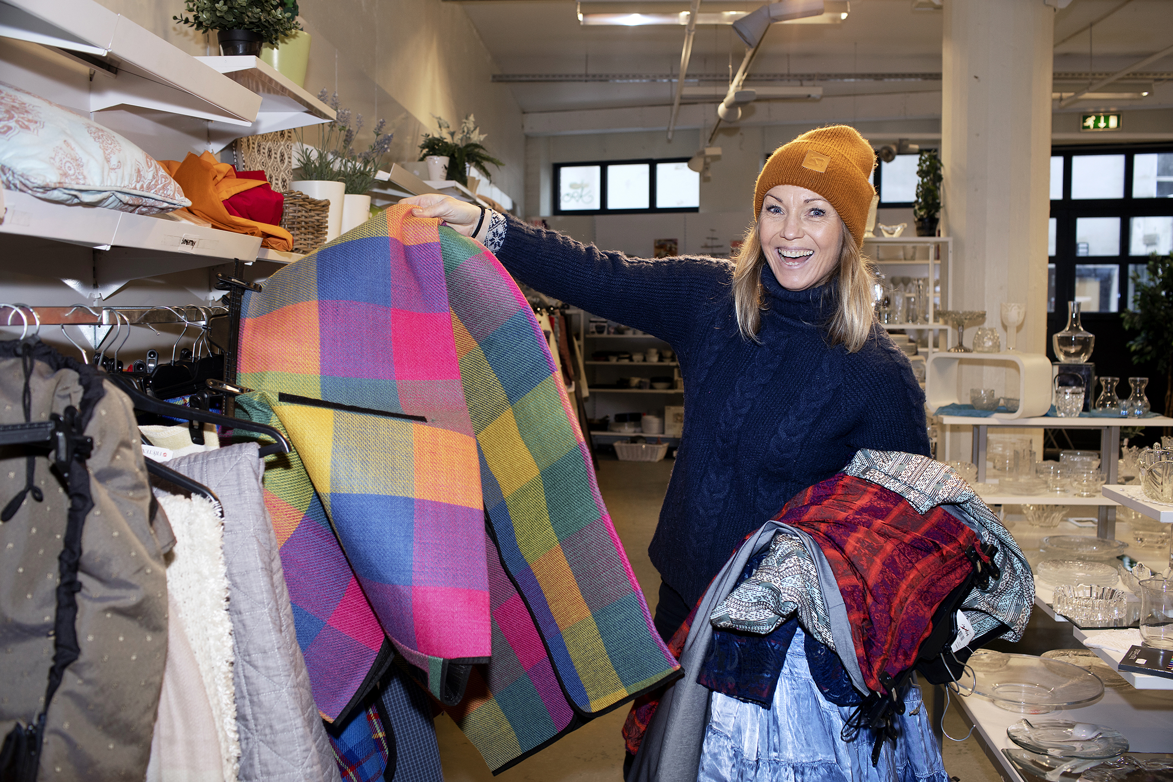 Kari Traa på sin systue og i Fretex butikken