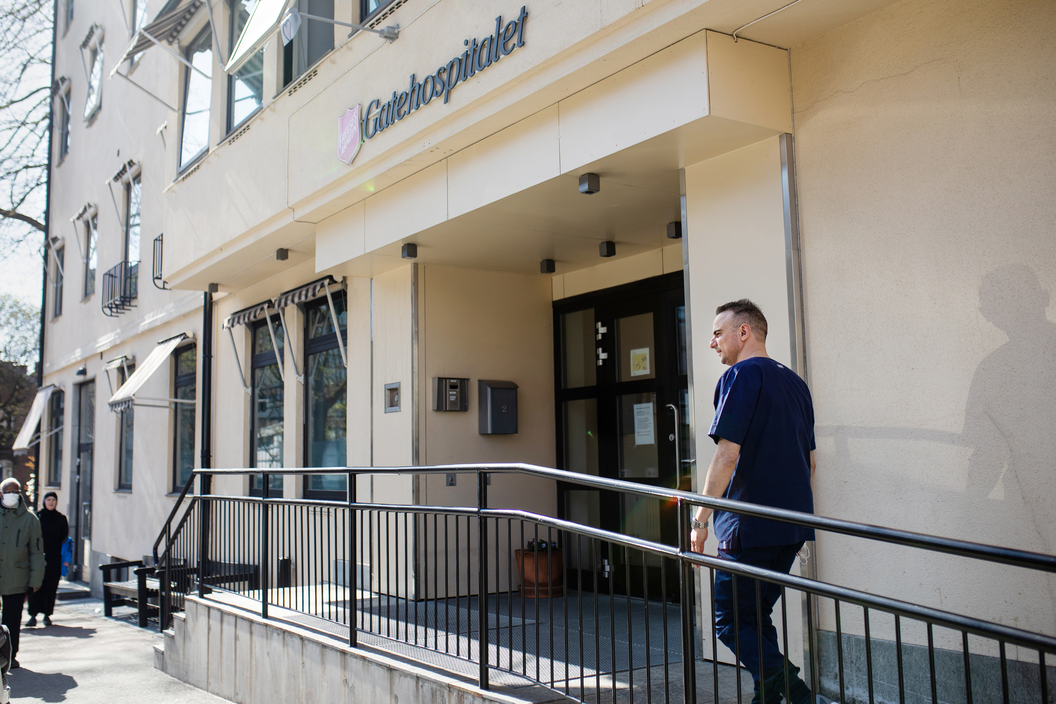 Fasaden på Gatehospitalet i Oslo. Karim er på vei inn.