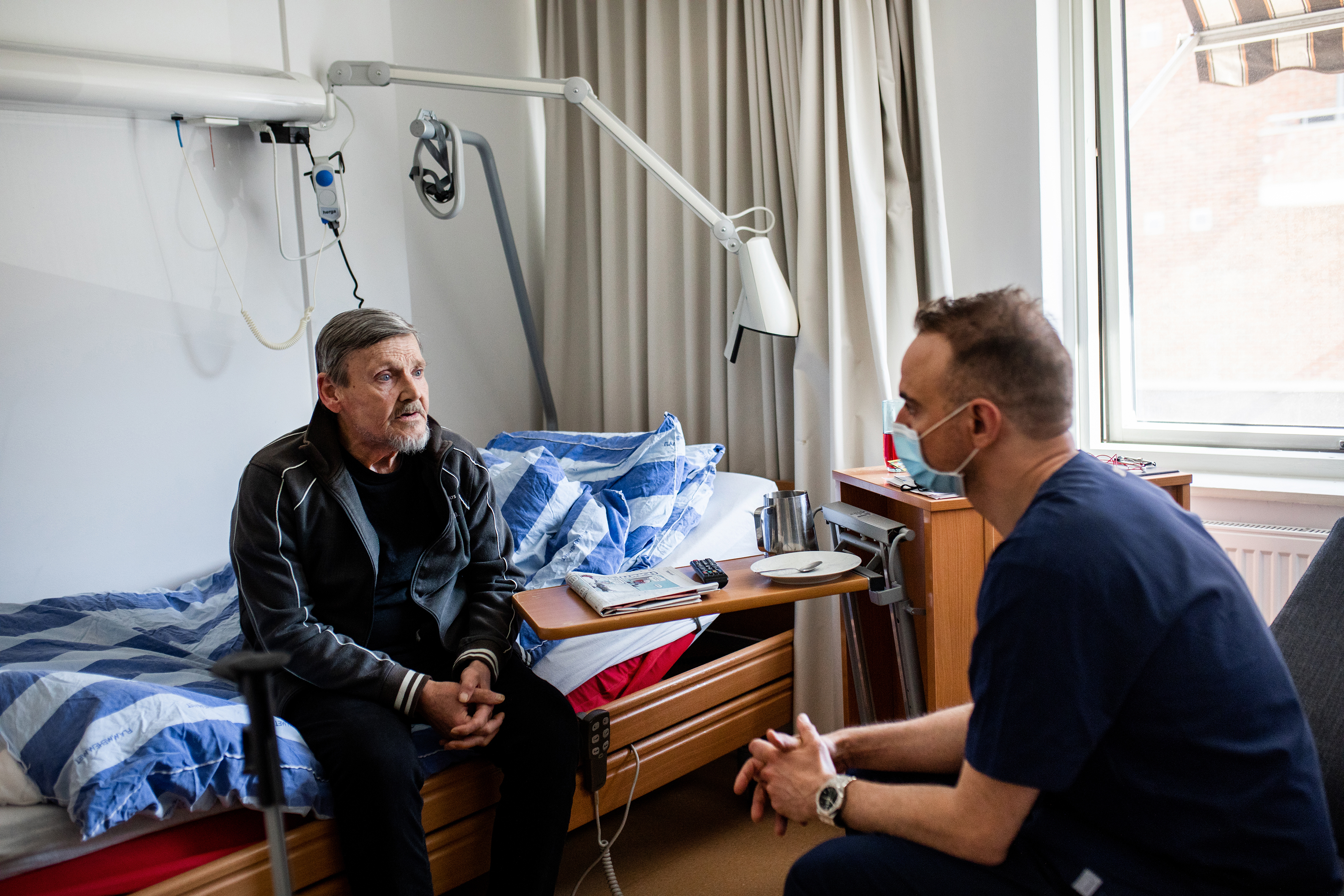 Karim Sayed, overlege ved Gatehospitalet i Oslo. Her i samtale med Tony som er pasient, inne på Gatehospitalet