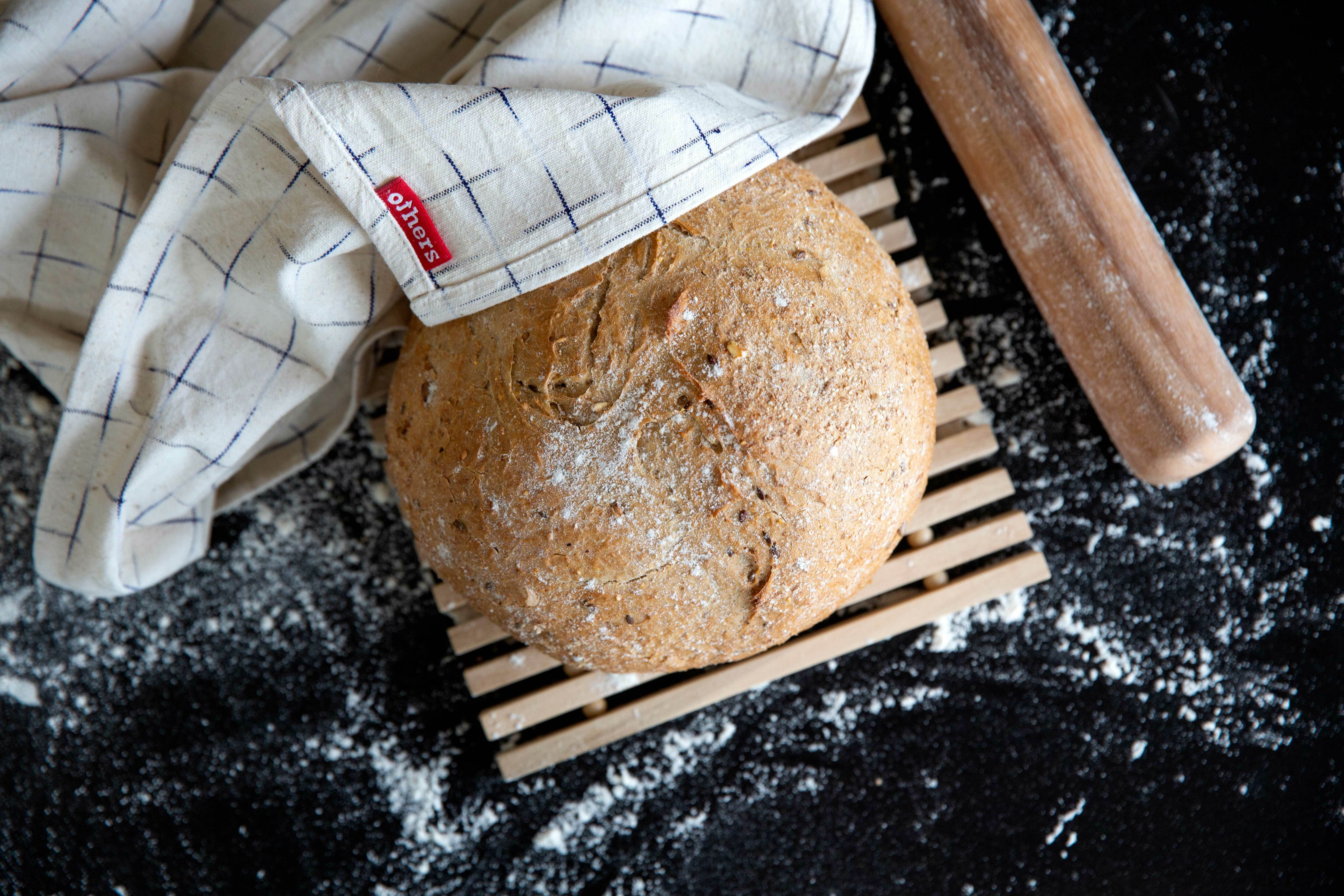 Brod på skjaerefjol, kjokkenhaandkle og kjevle.
