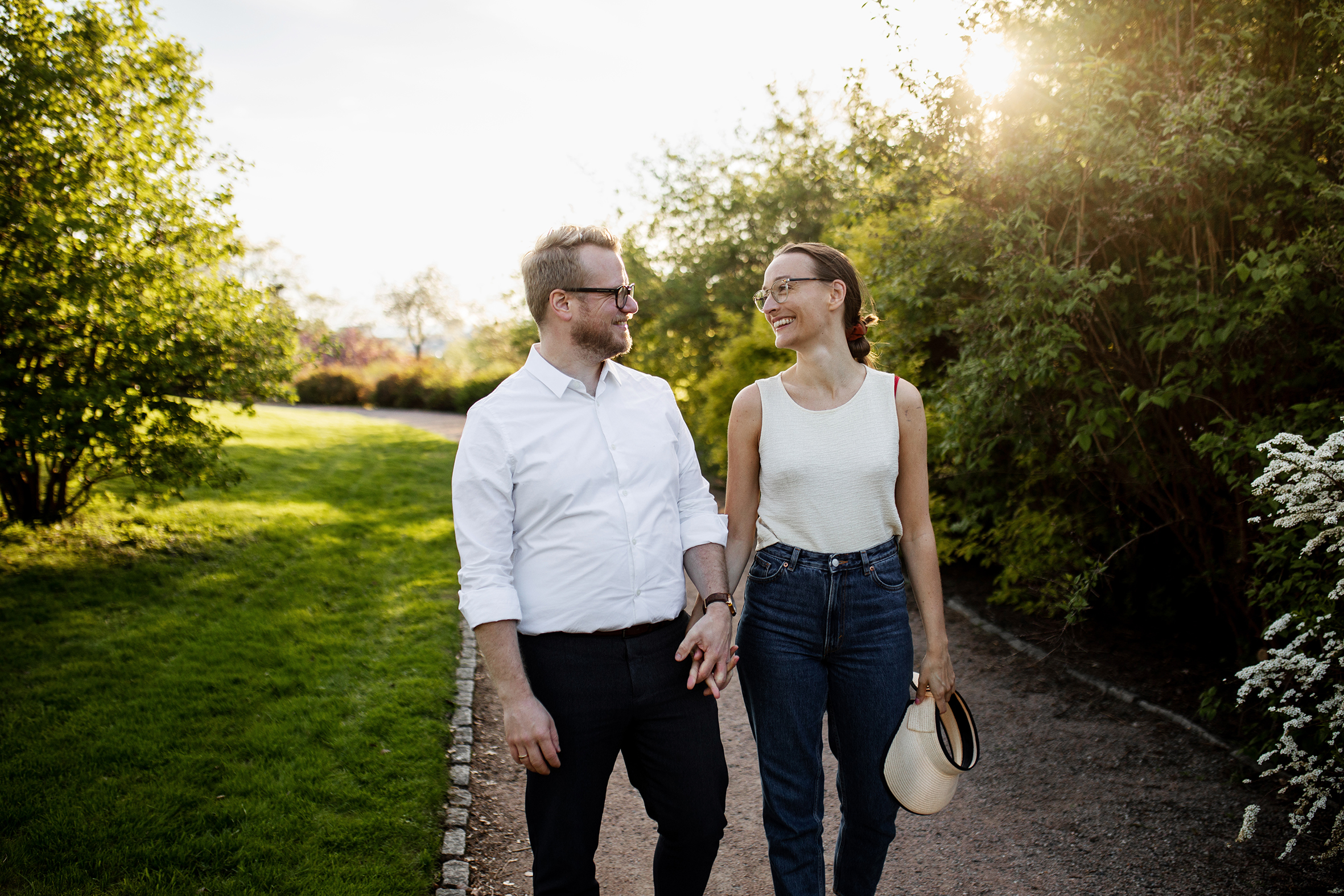 To unge mennesker leier hverandre på tur