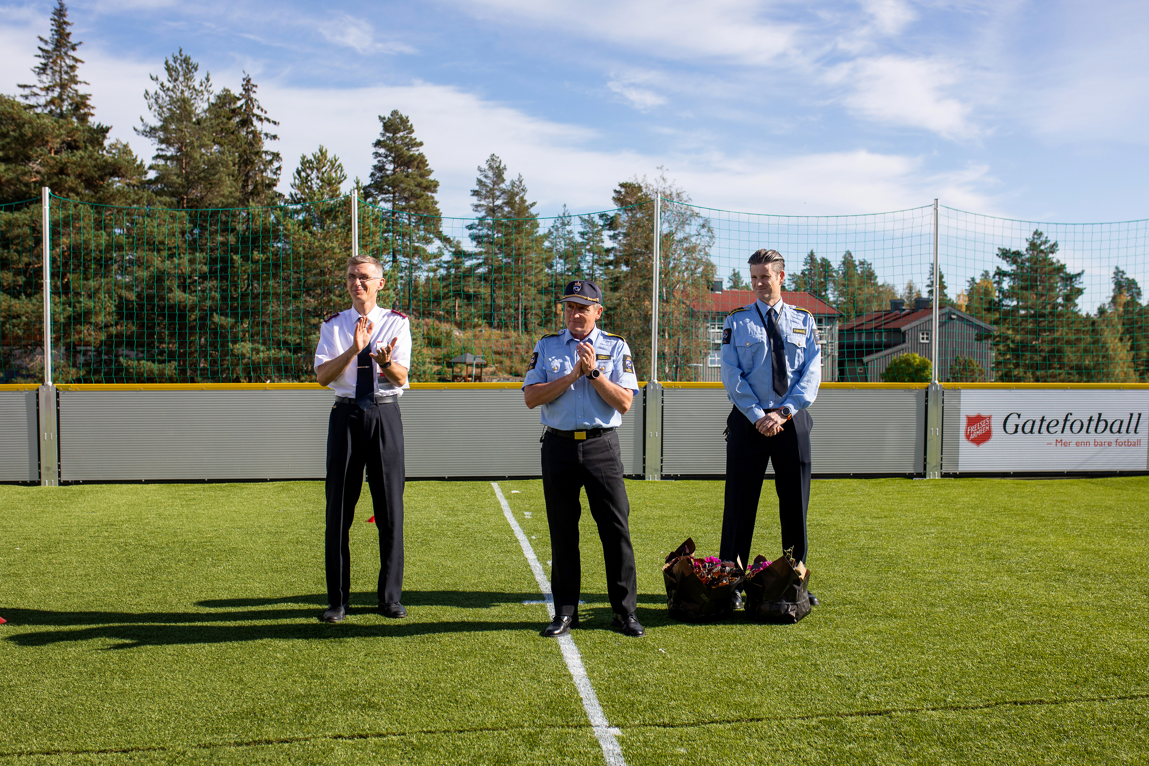 Major Yury Zelentsov står sammen med to fengselsbetjente i den nye ballbingen i Kongsvinger fengsel