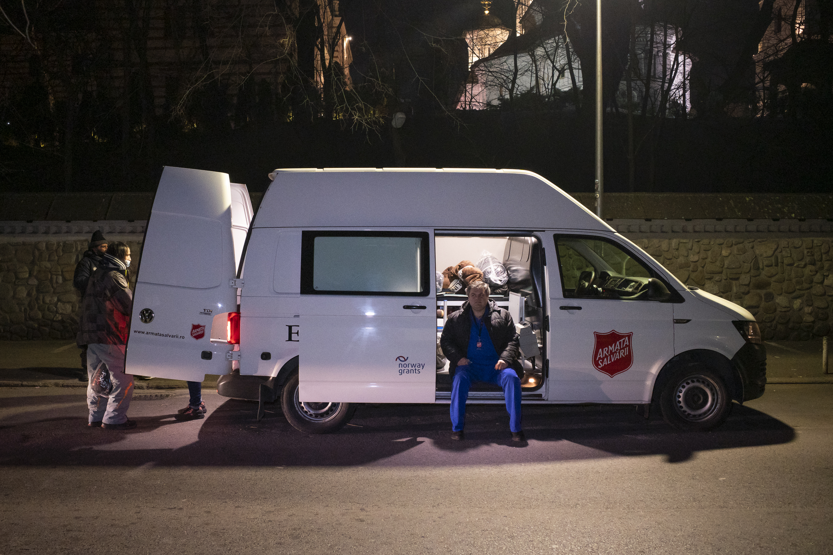 Frelsesarmee bilen lastet med utstyr, mat og gode hjelpere