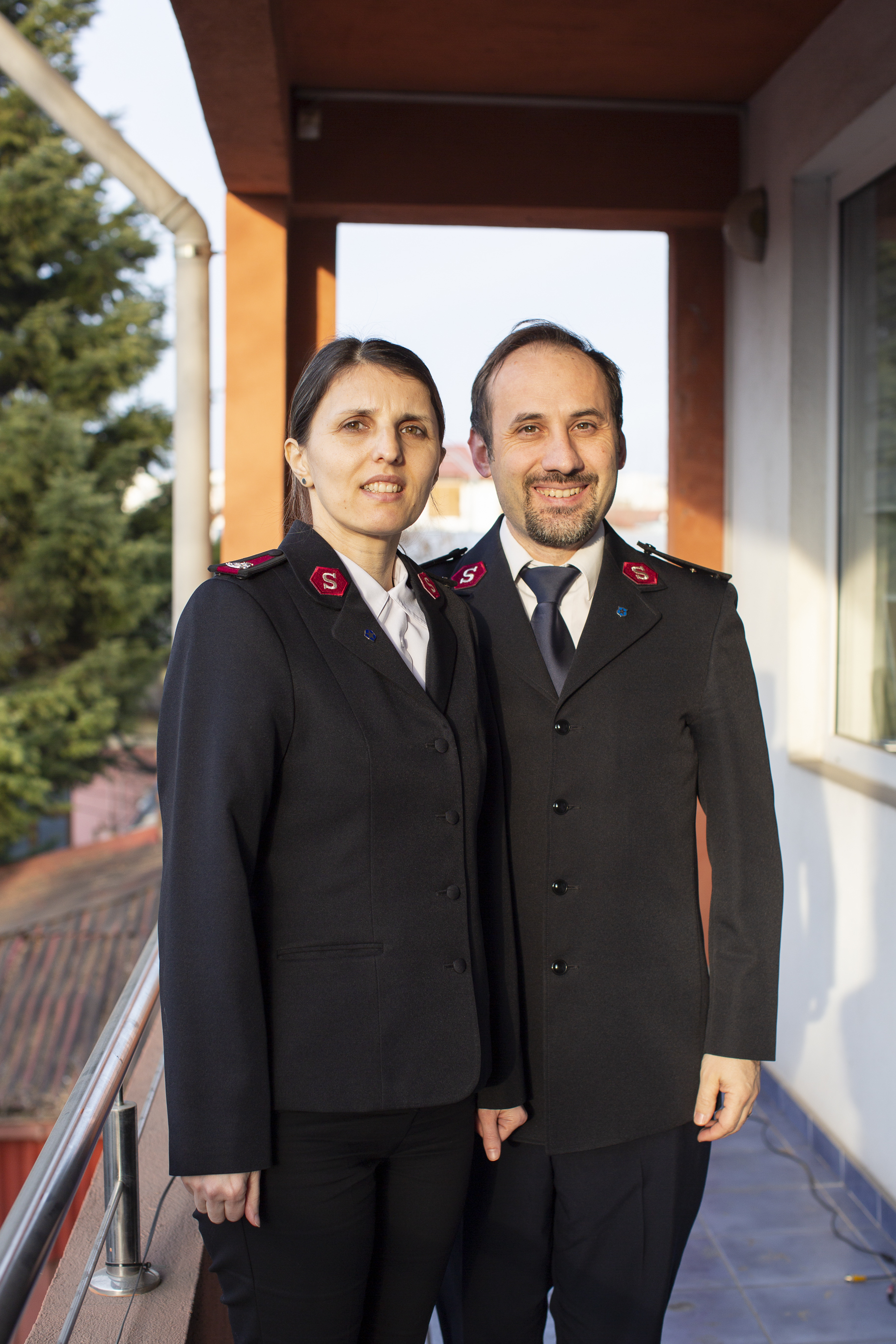 Ionel Sandu, divisjonsleder for Frelsesarmeen i Romania sammen med kona Roxana.  Her i full uniform.