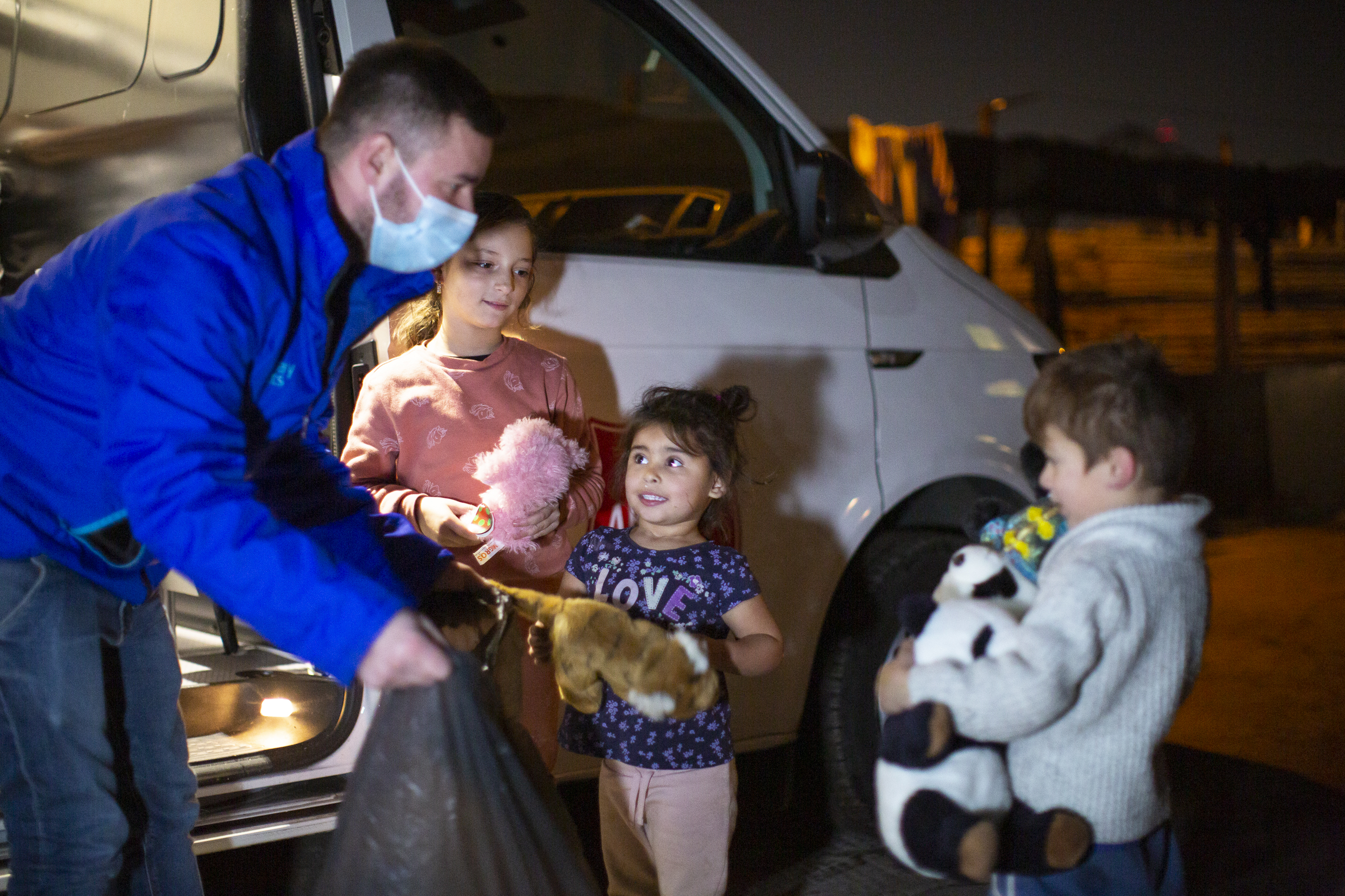 Frelsesarmeen deler ut kosedyr til barna i slummen