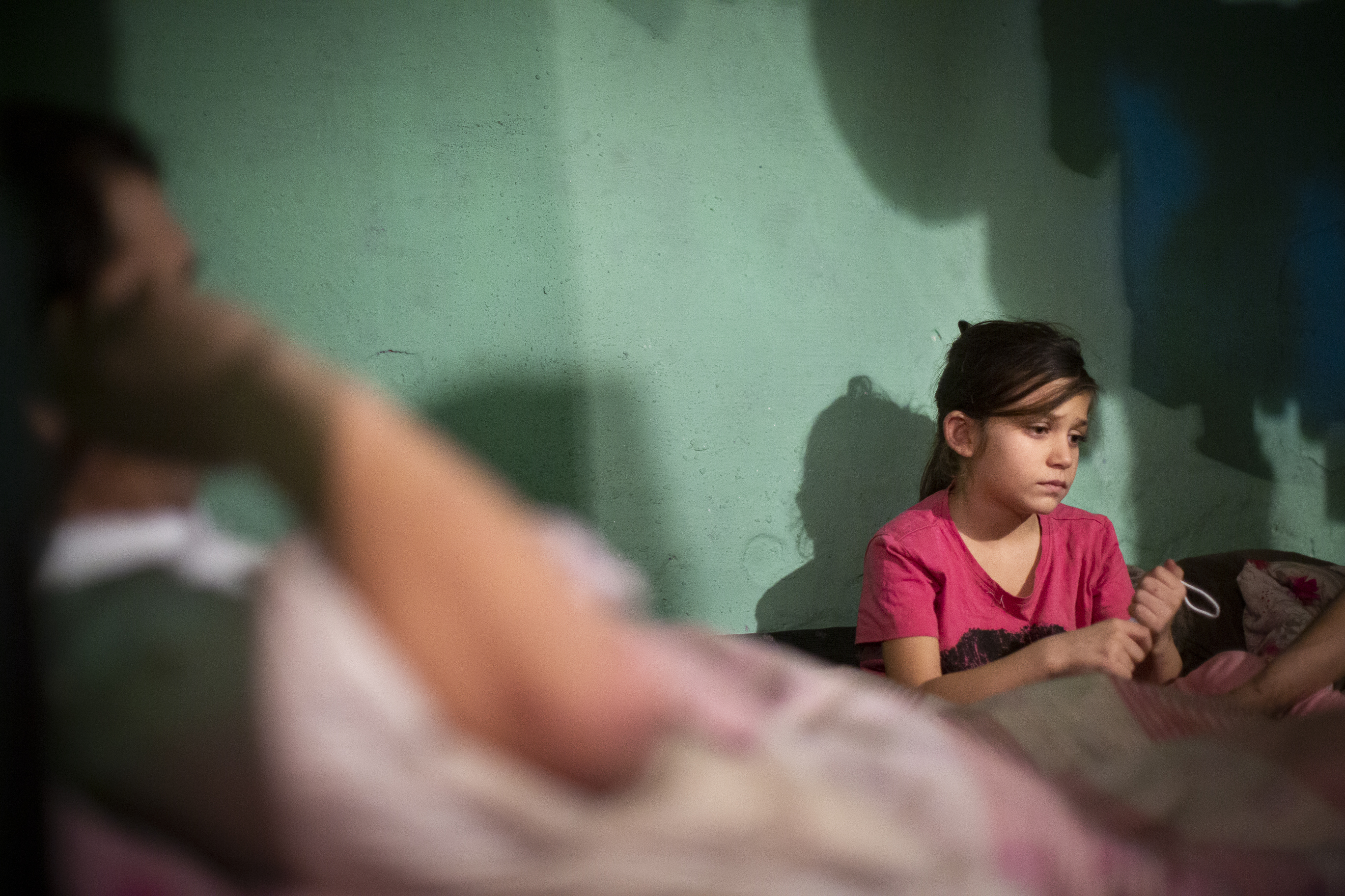 Barna i slummen er alvorlige og resignerte.