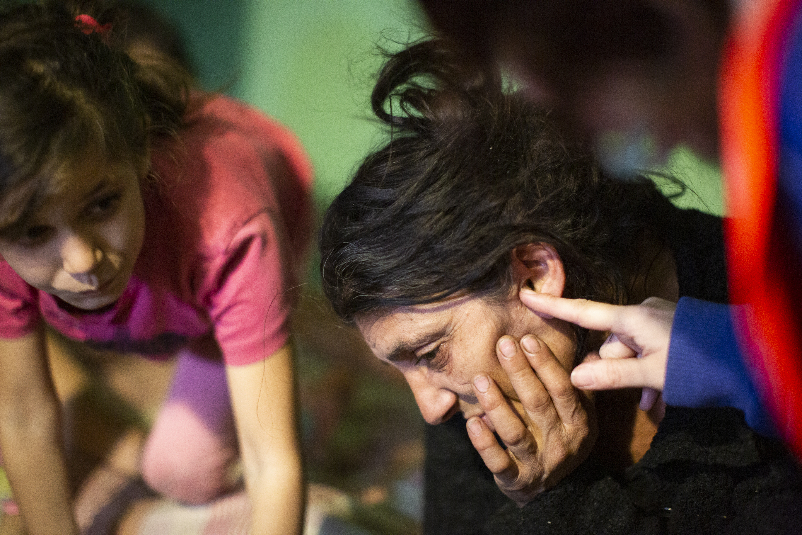 Frelsesarmeens mobile klinikk hjelper folk med medisinske behov i slummen. Her er det en dame med øreverk.