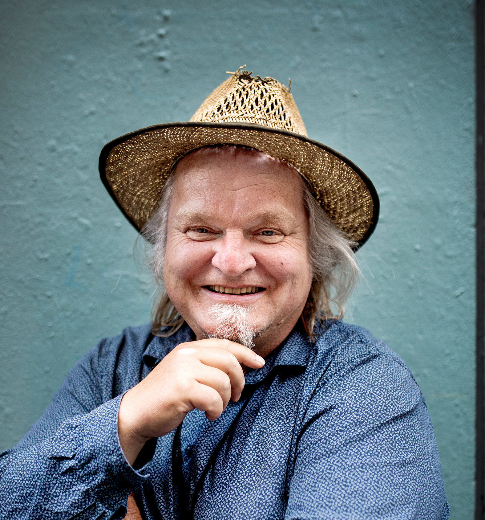 Portrett av Knut Reiersrud i blå skjorte med stråhatt