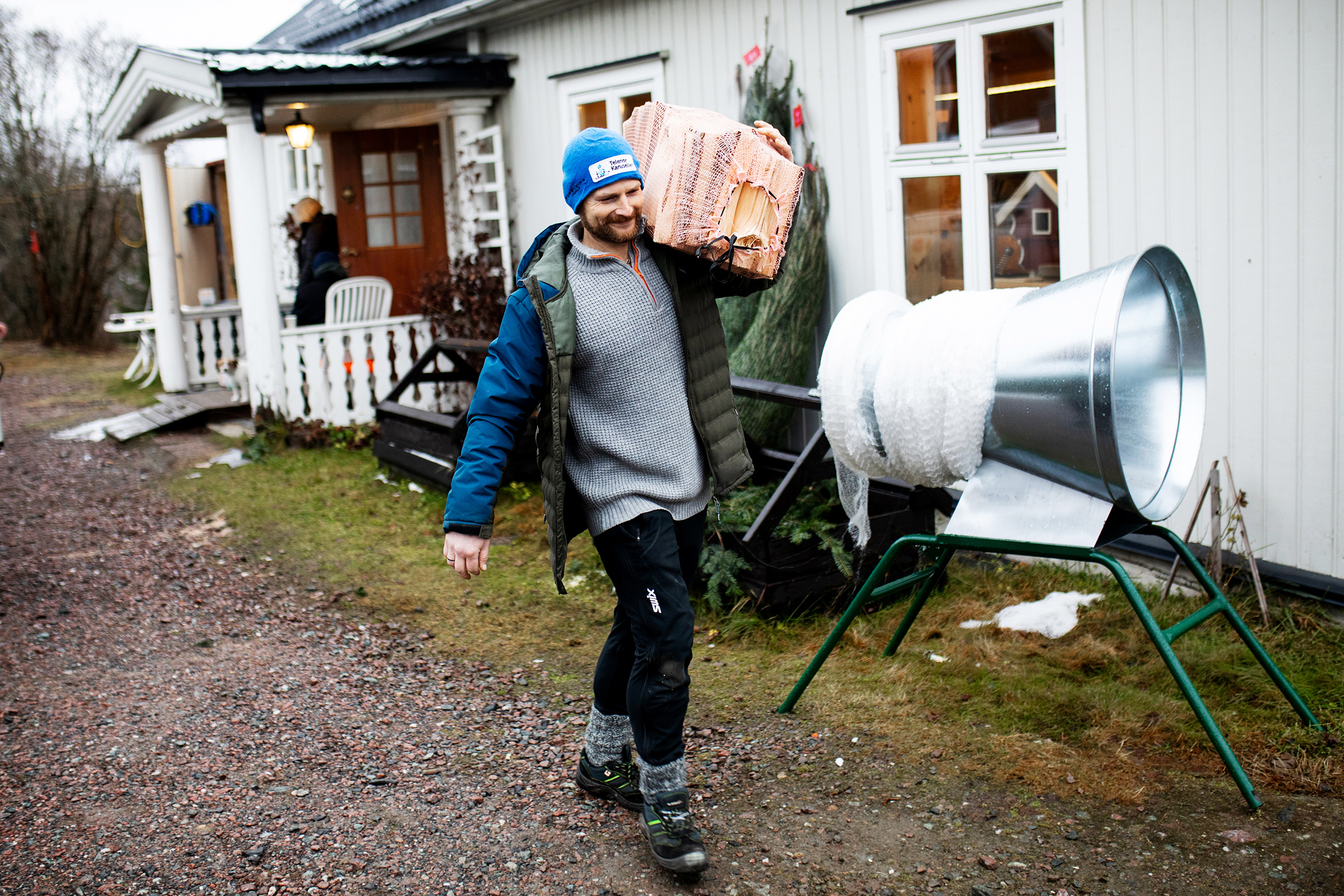 Jon Arne bærer ved på skuldra.