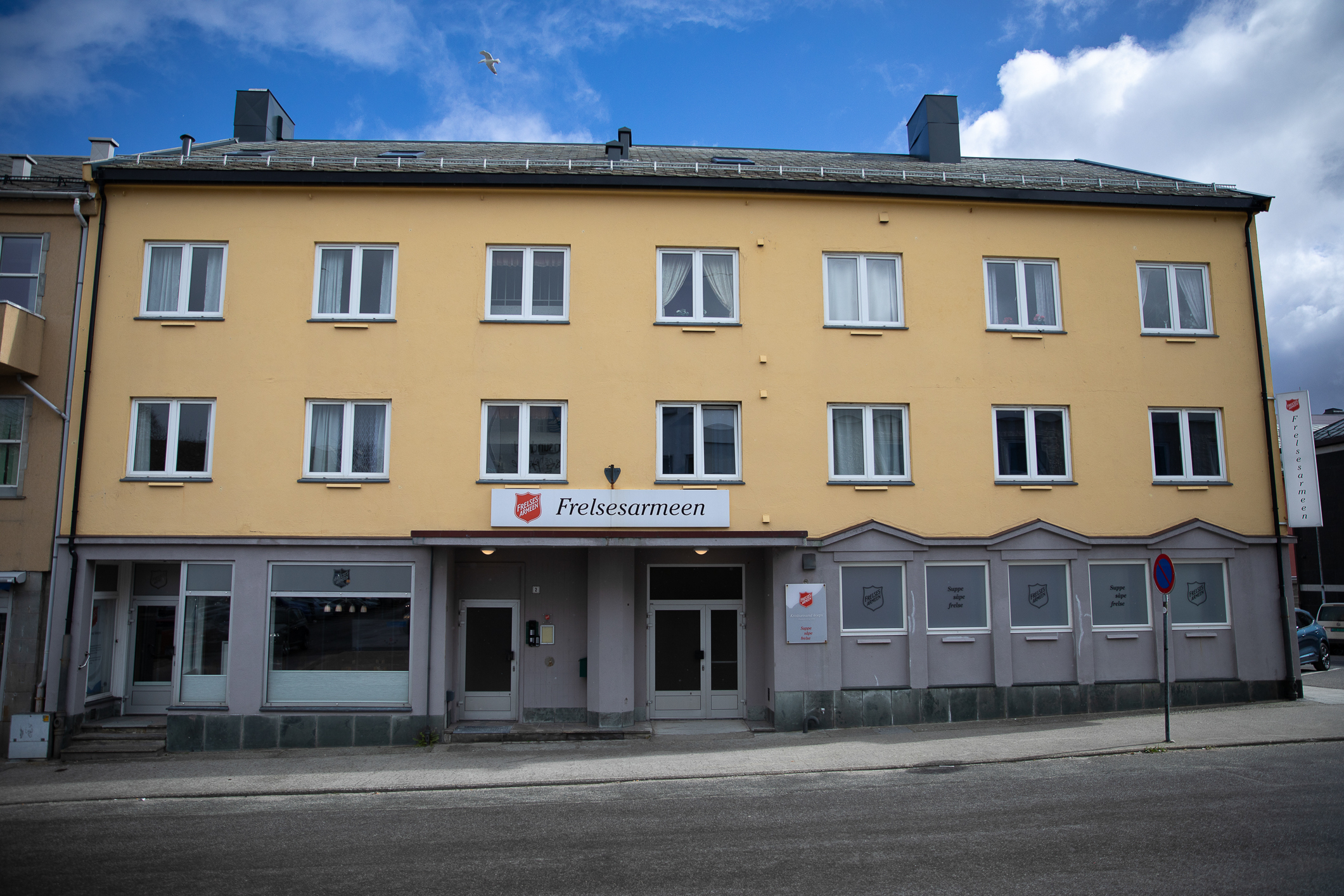 Gult murbygg med Frelses armeens skilt over inngangen. Tilhører Kristiansund Korps