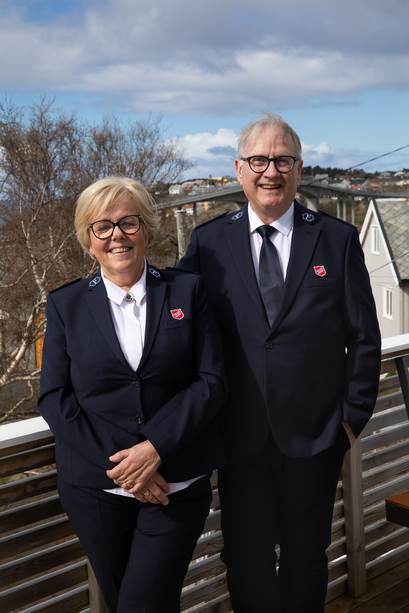 Middelaldrende par står på terrassen. Begge har Frelsesarmeens uniformer på seg.