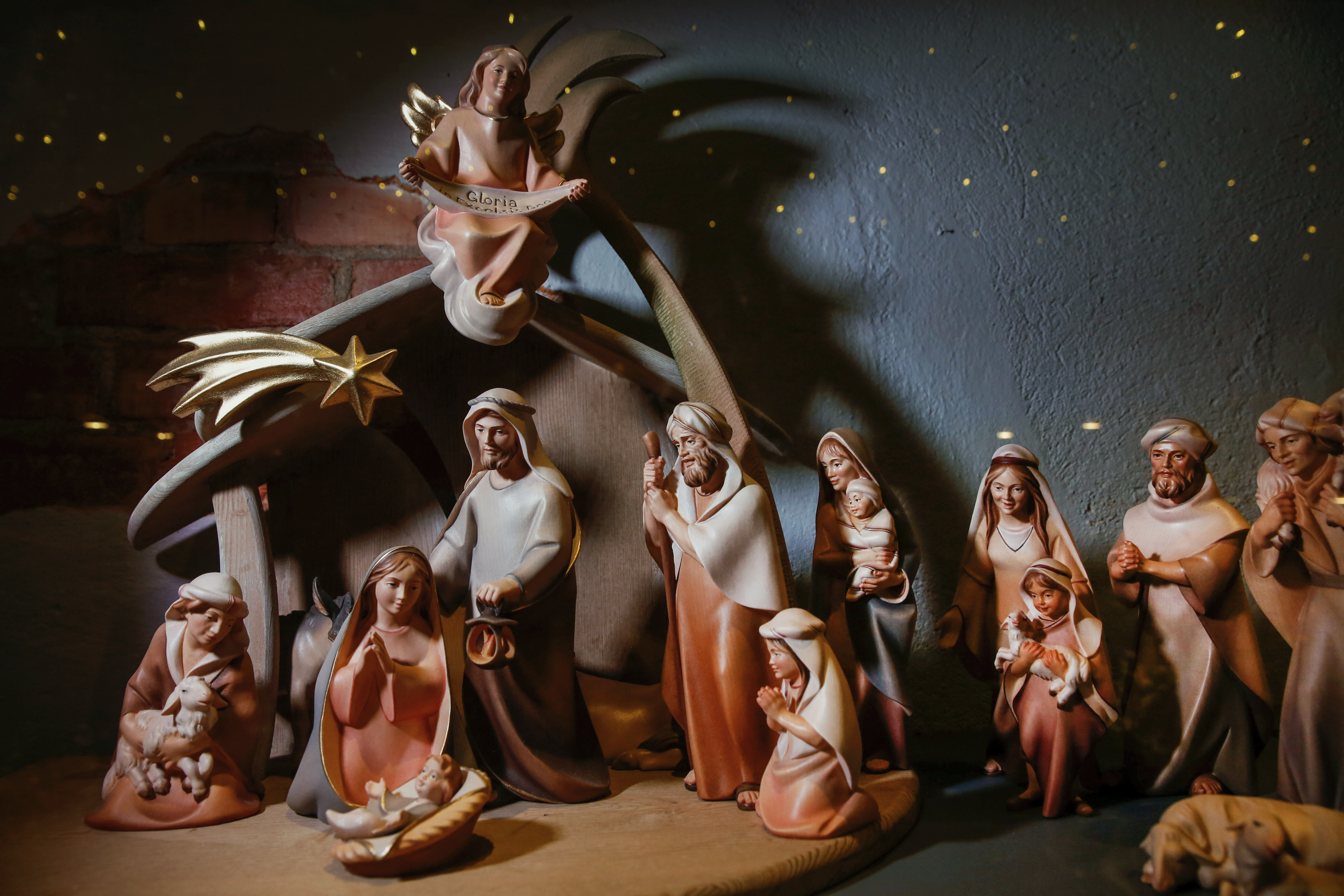 Jesusbarnet med Maria og Josef, og gjetere og vismenn.