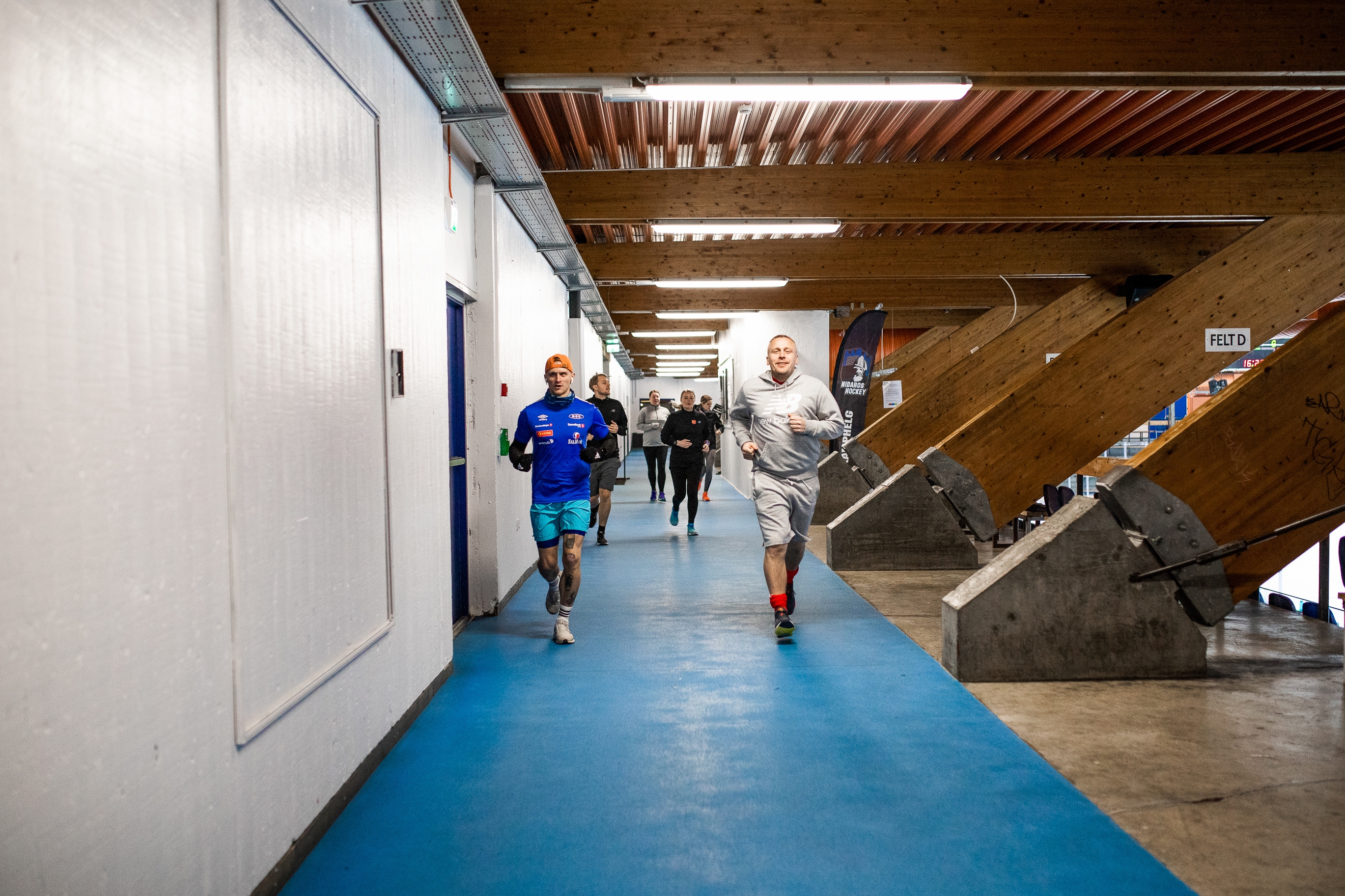 Deltakerne i løpegruppa løper seg en runde i Leangenhallen.