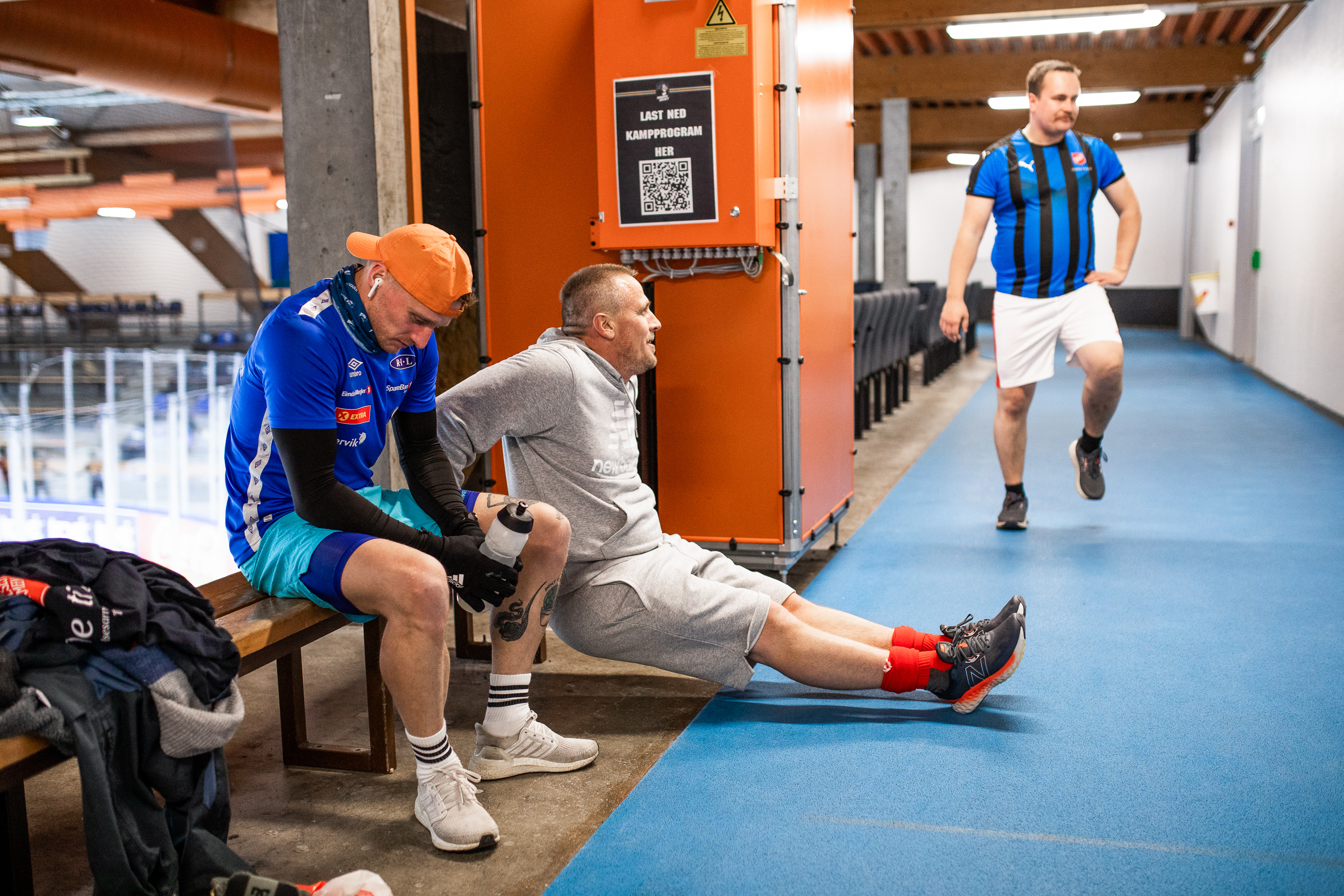 Tre av deltakerne varmer opp til gruppetrening