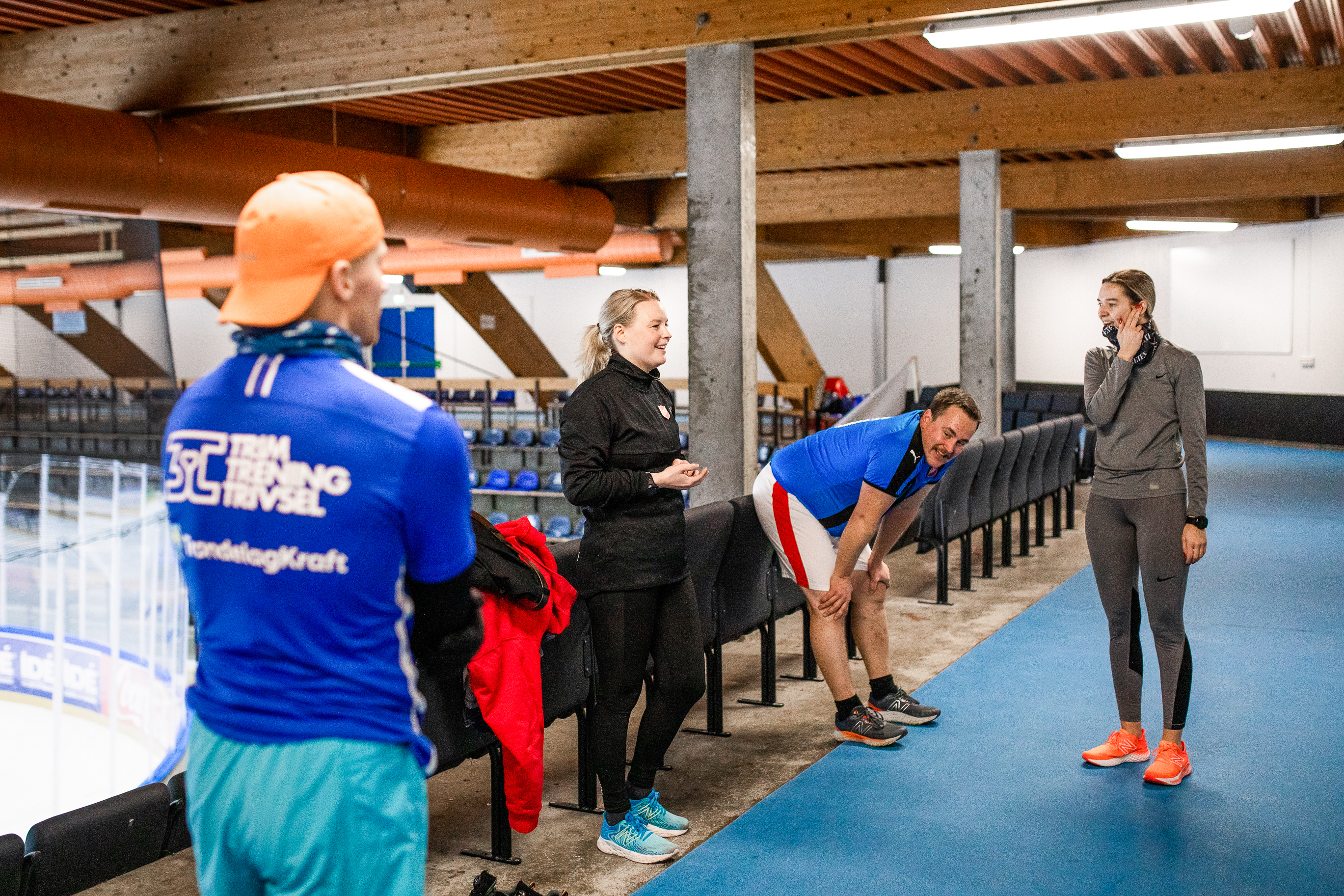 Deltakerne tar en pause etter en løpe runde i hallen
