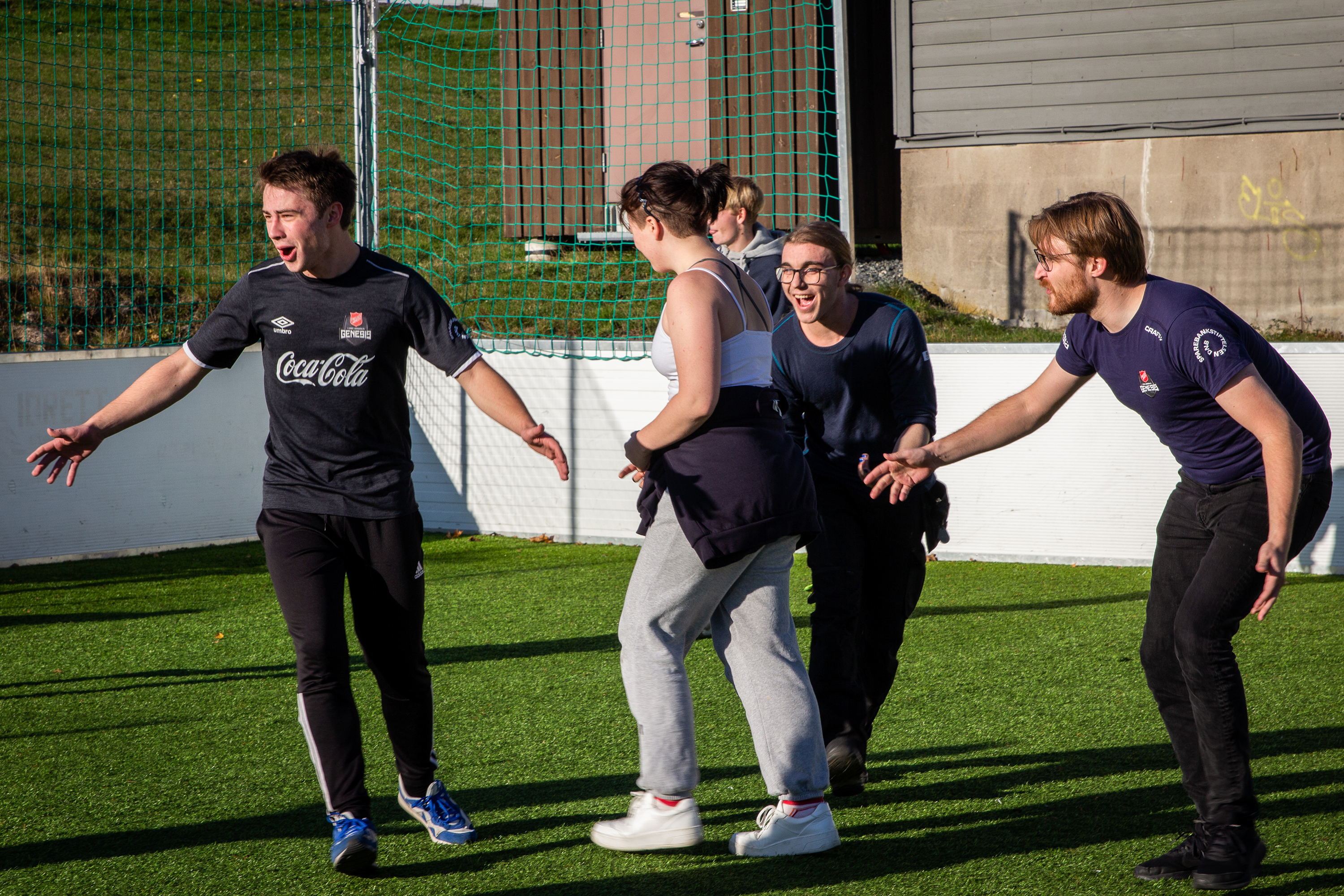 Noen av deltagerne tar en pause fra skjermen for å spille fotball.