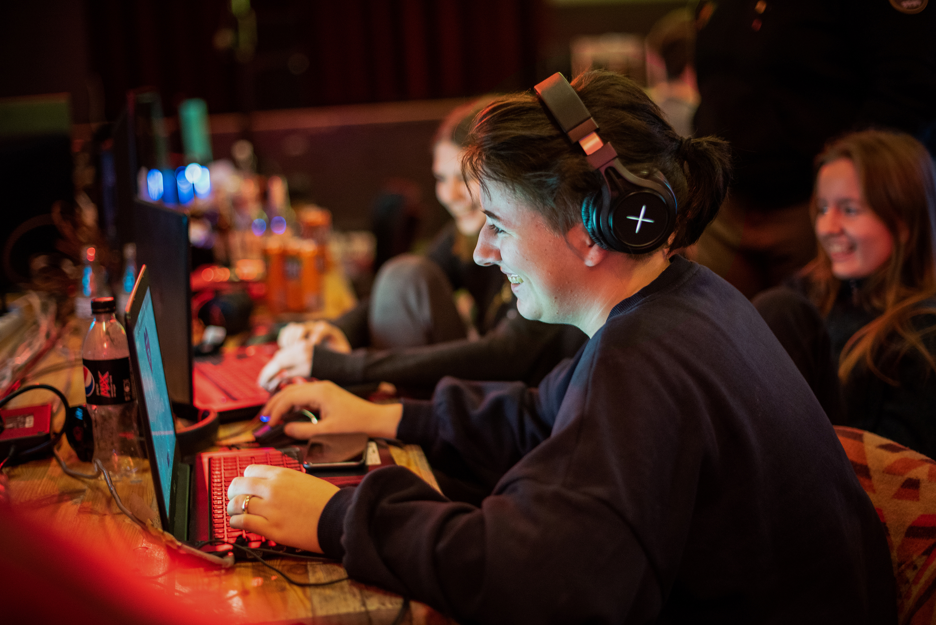 En jentegjeng sitter å gamer sammen