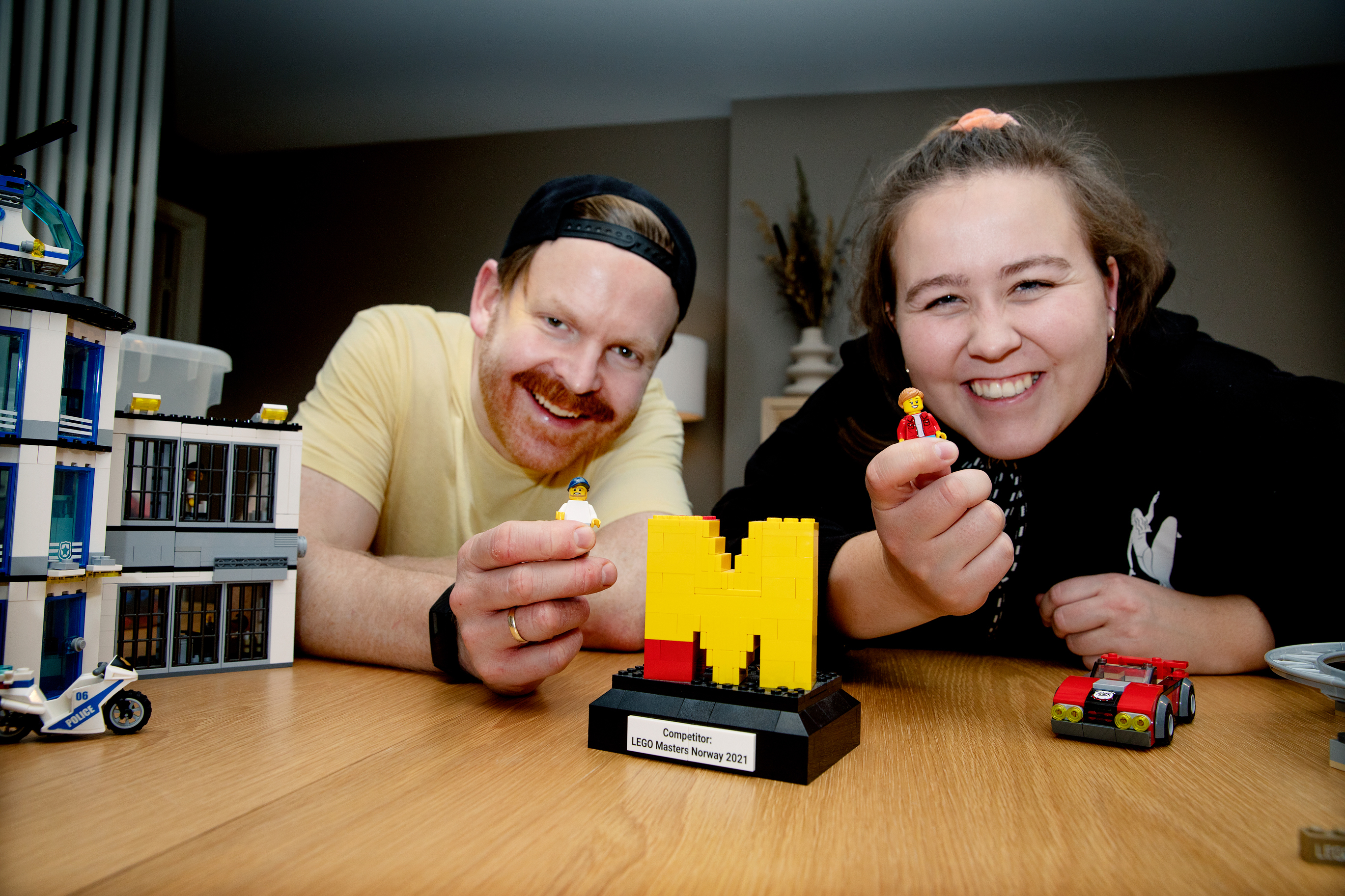Kjetil og Johanne med små legofigurer av seg selv.