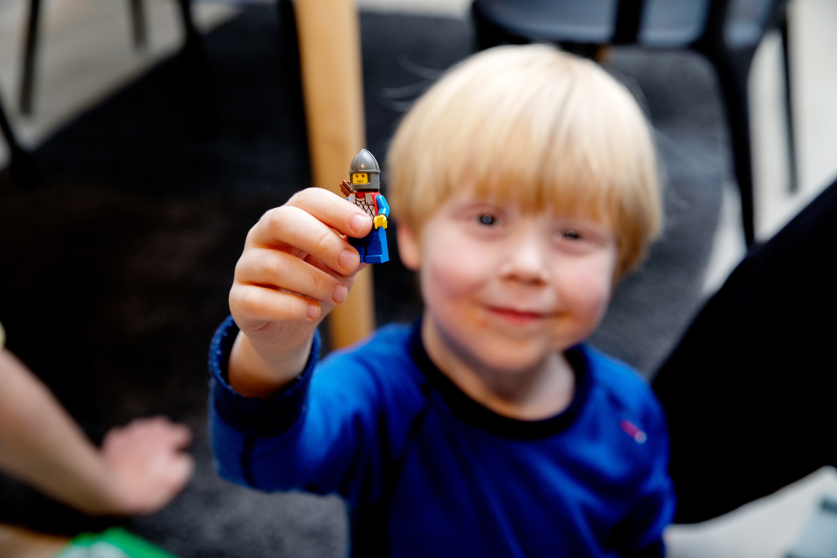 Legobygging og legofigurer.