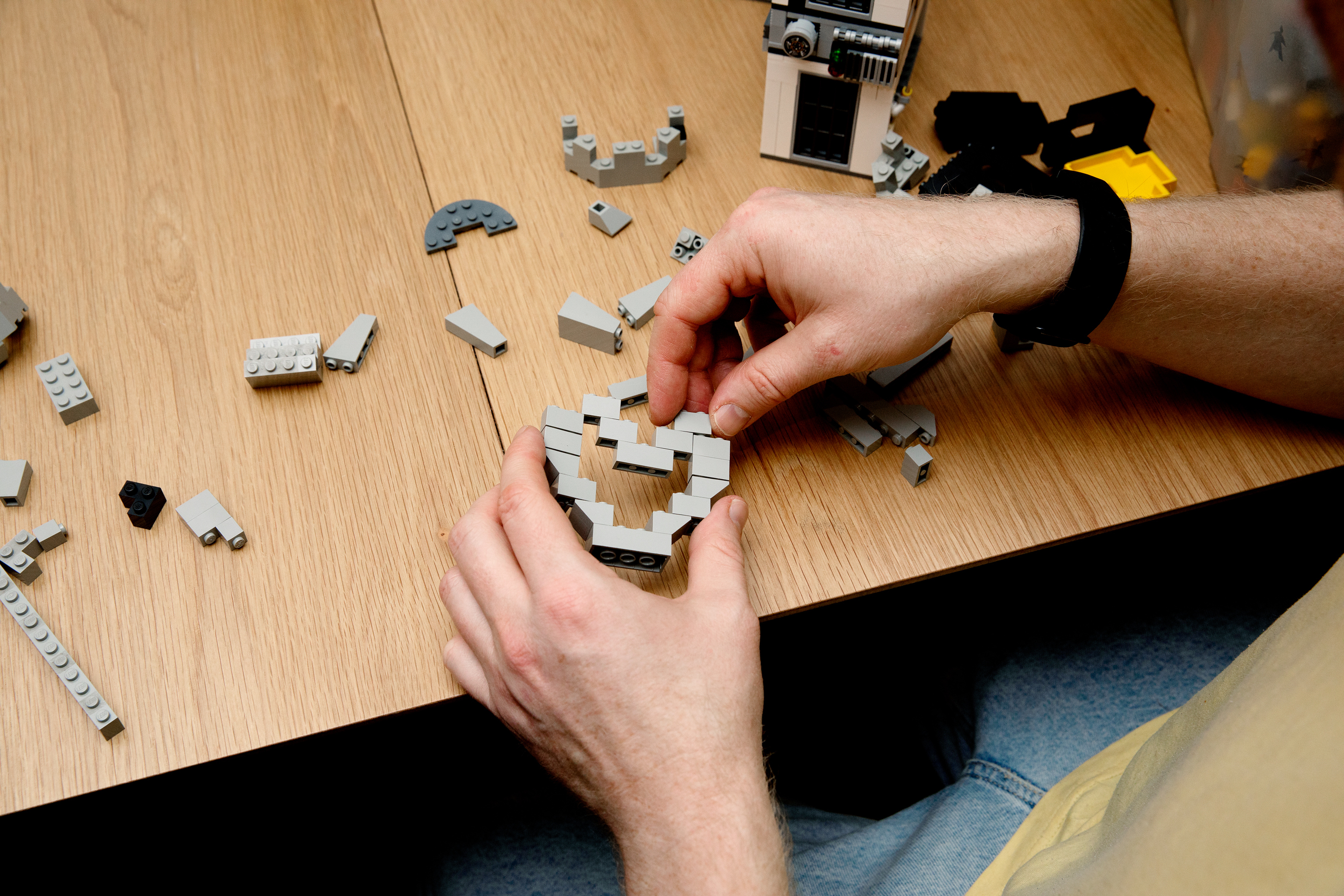 Legobygging og legofigurer.