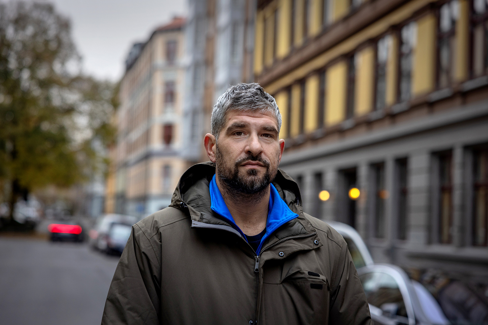 Foto: Mann med grålig hår og skjegg står midt i en gate i Oslo.