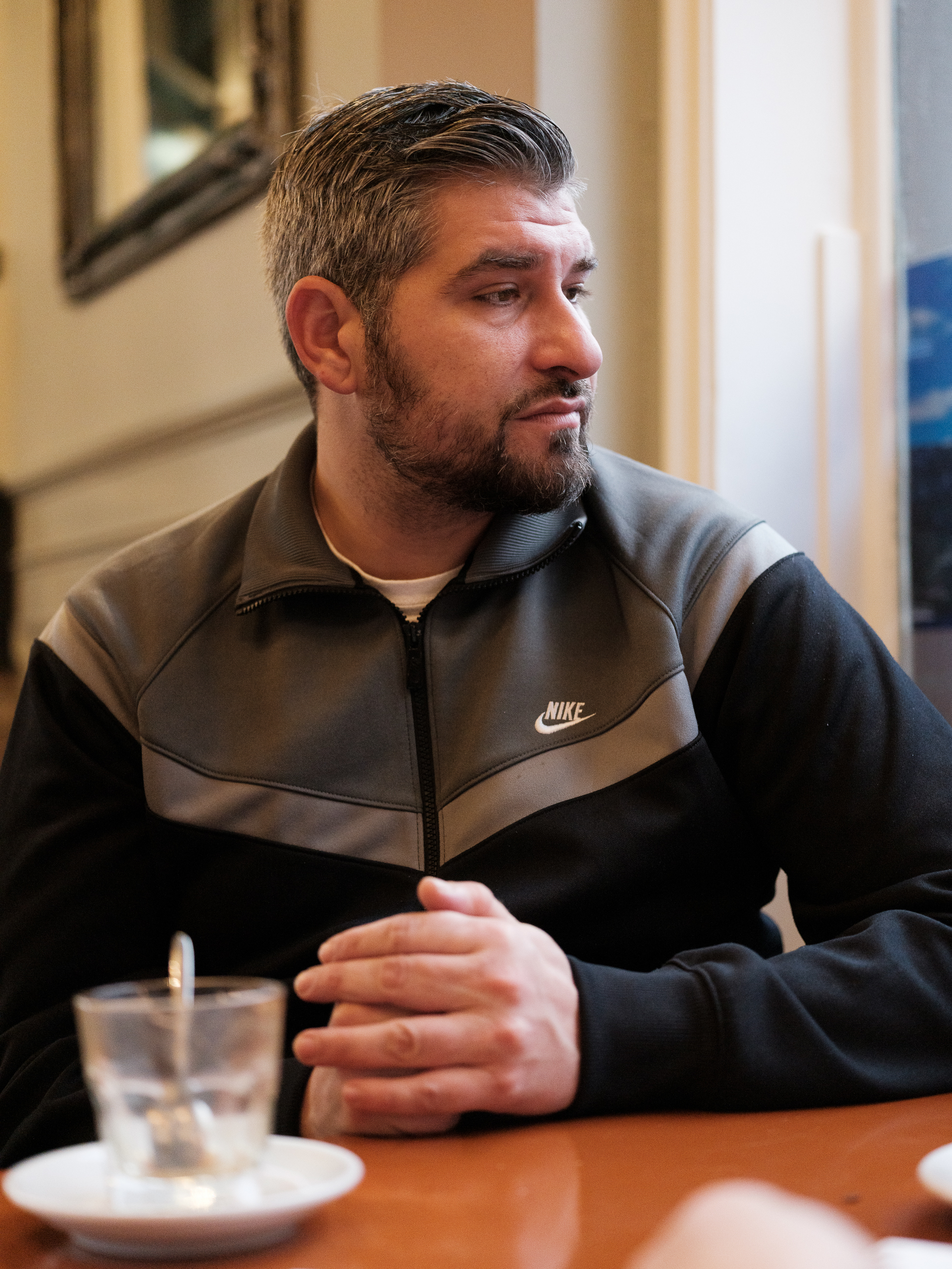 Leo Ajkic på kafe med Krigsropet