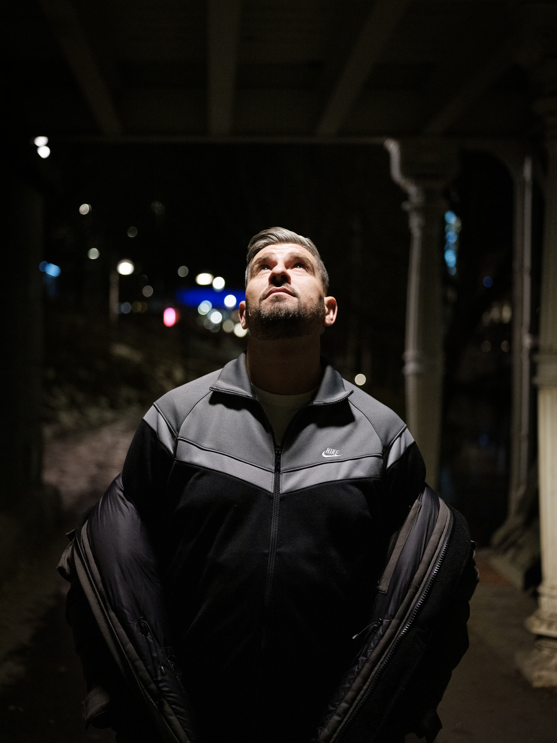 Leo Ajkic under broen på Vaterland en mørk kveld