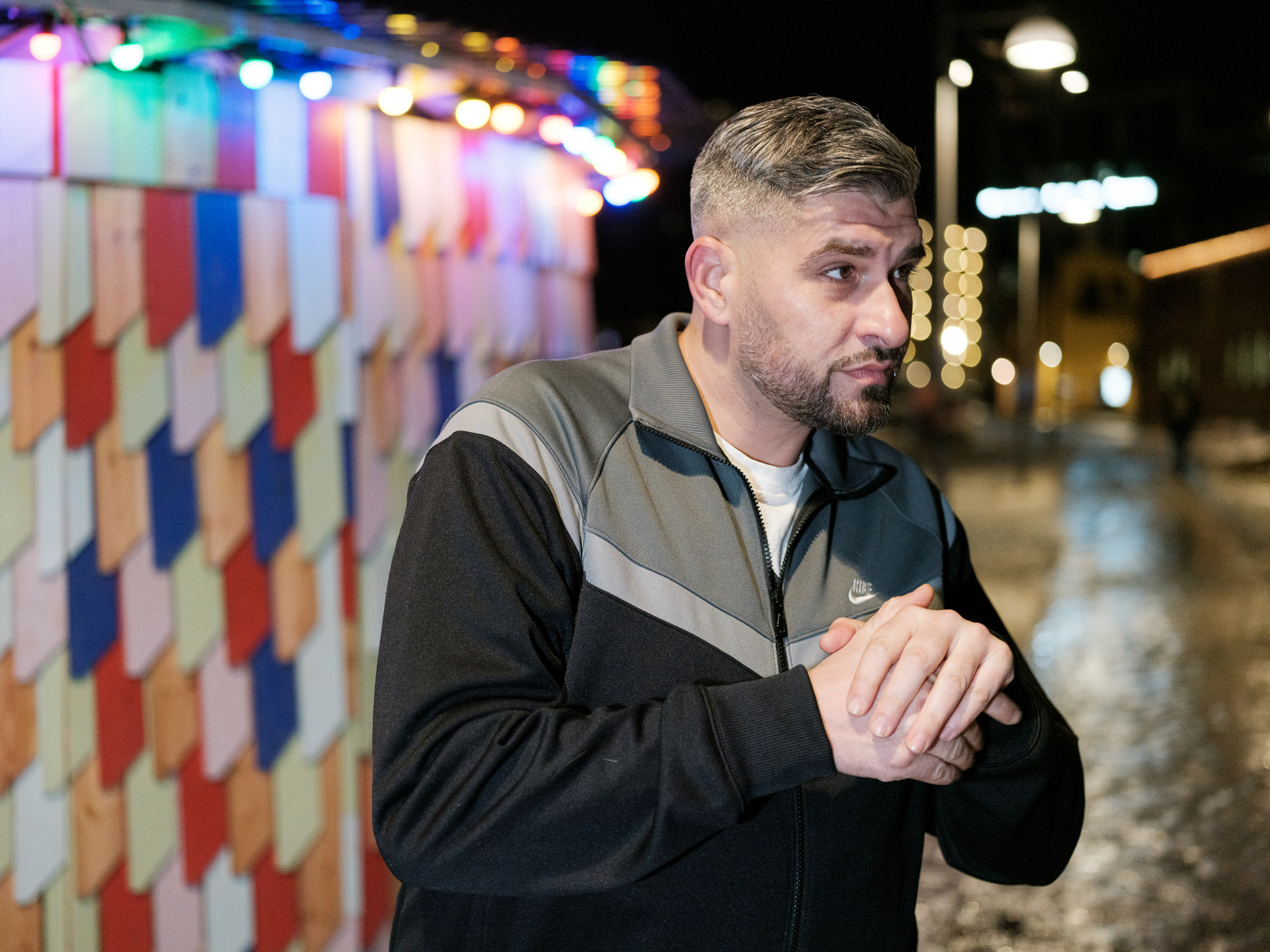 Leo Ajkic, i gatebelysning en mørk Oslo kveld