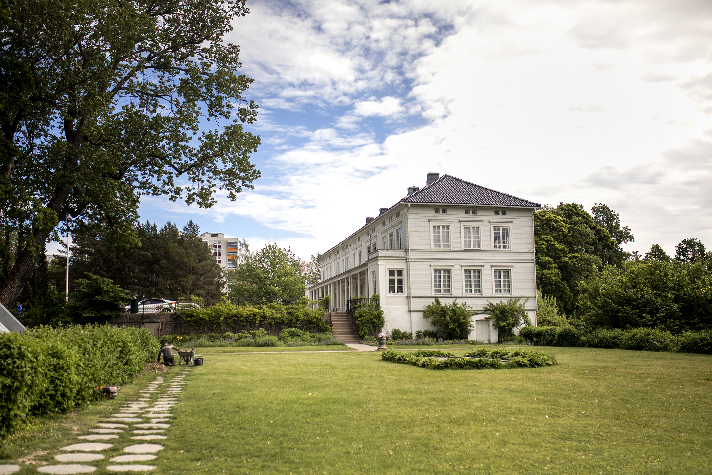 Herskapelig hovedhus og drivhus, og dyrkede jordlapper på Linderud gård