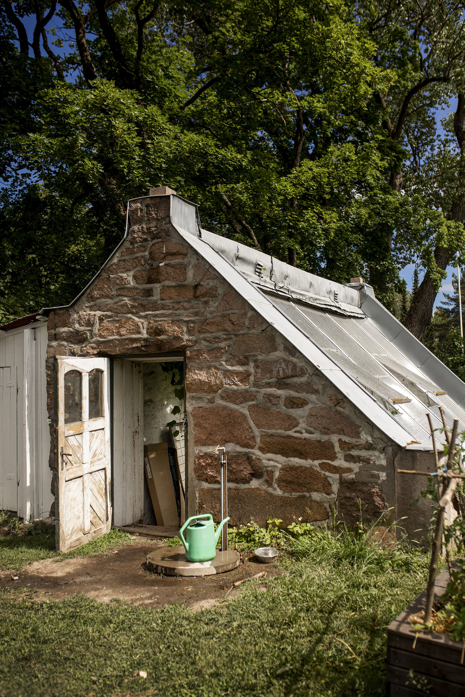 Gamle drivhus av steinmur og nye vinduer gir de beste vekstvilkår og er nydelig å se på