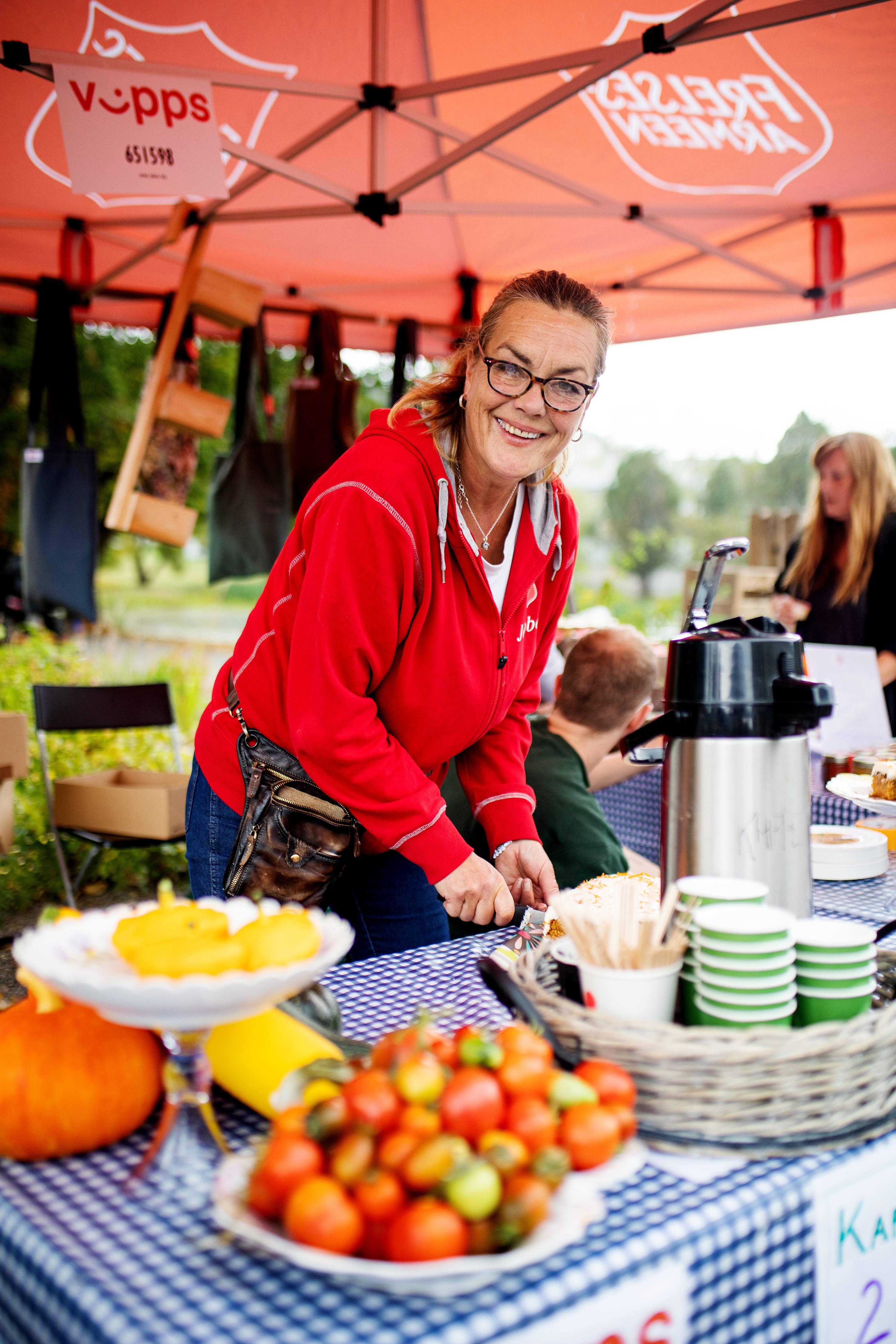 Ida Elgstøen som smiler på bak disken på markdet.